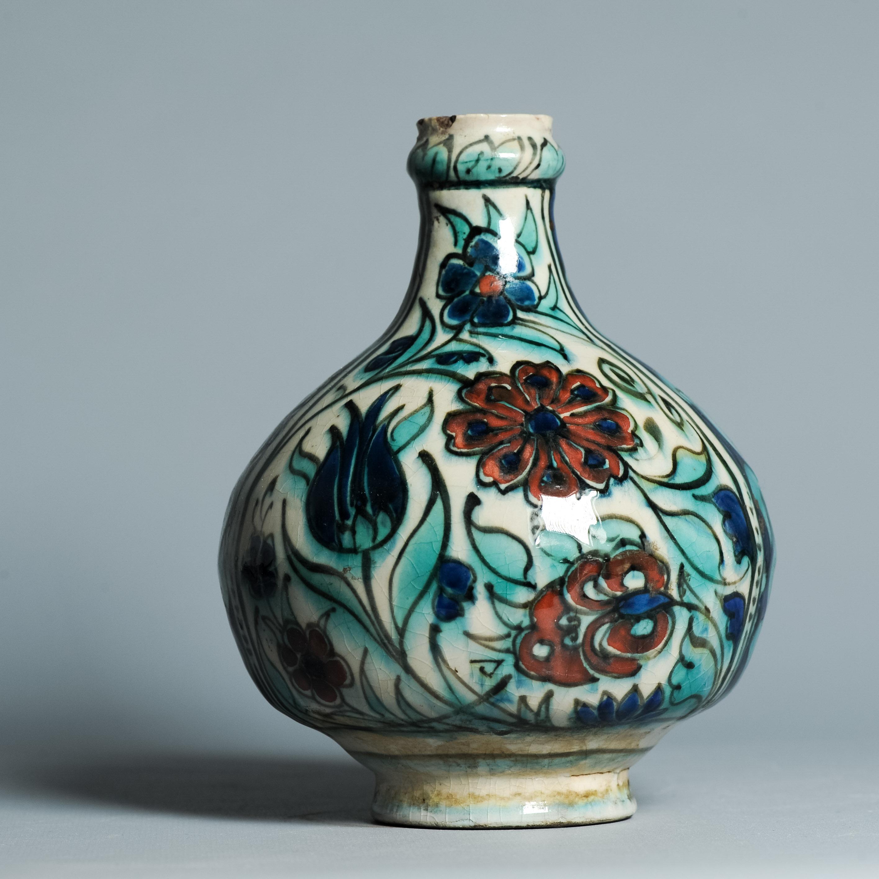 Néerlandais Vase ancien du début du 20e siècle en faïence hollandaise de Delft de style Iznik, vers 1910 en vente