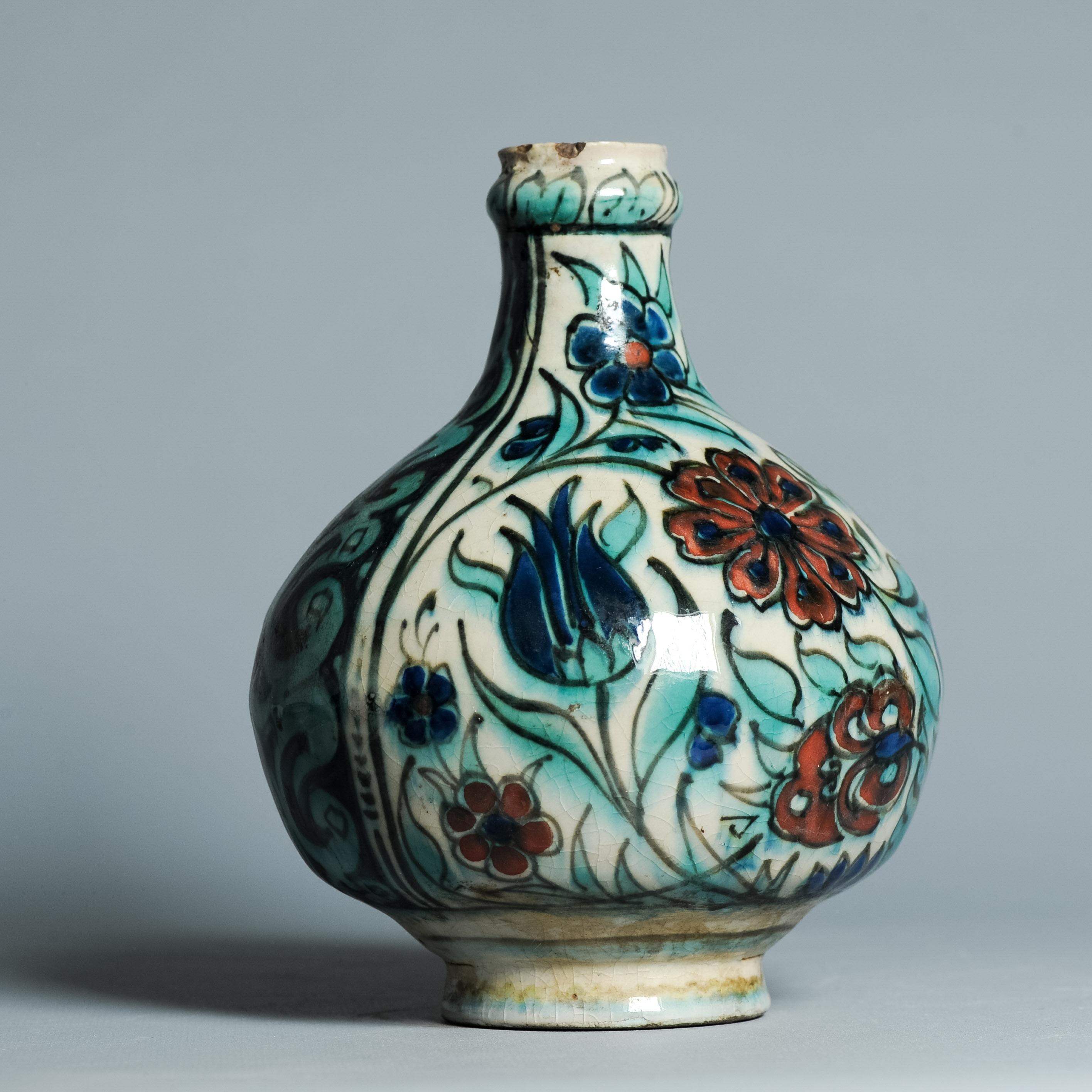 Vase ancien du début du 20e siècle en faïence hollandaise de Delft de style Iznik, vers 1910 Bon état - En vente à Amsterdam, Noord Holland