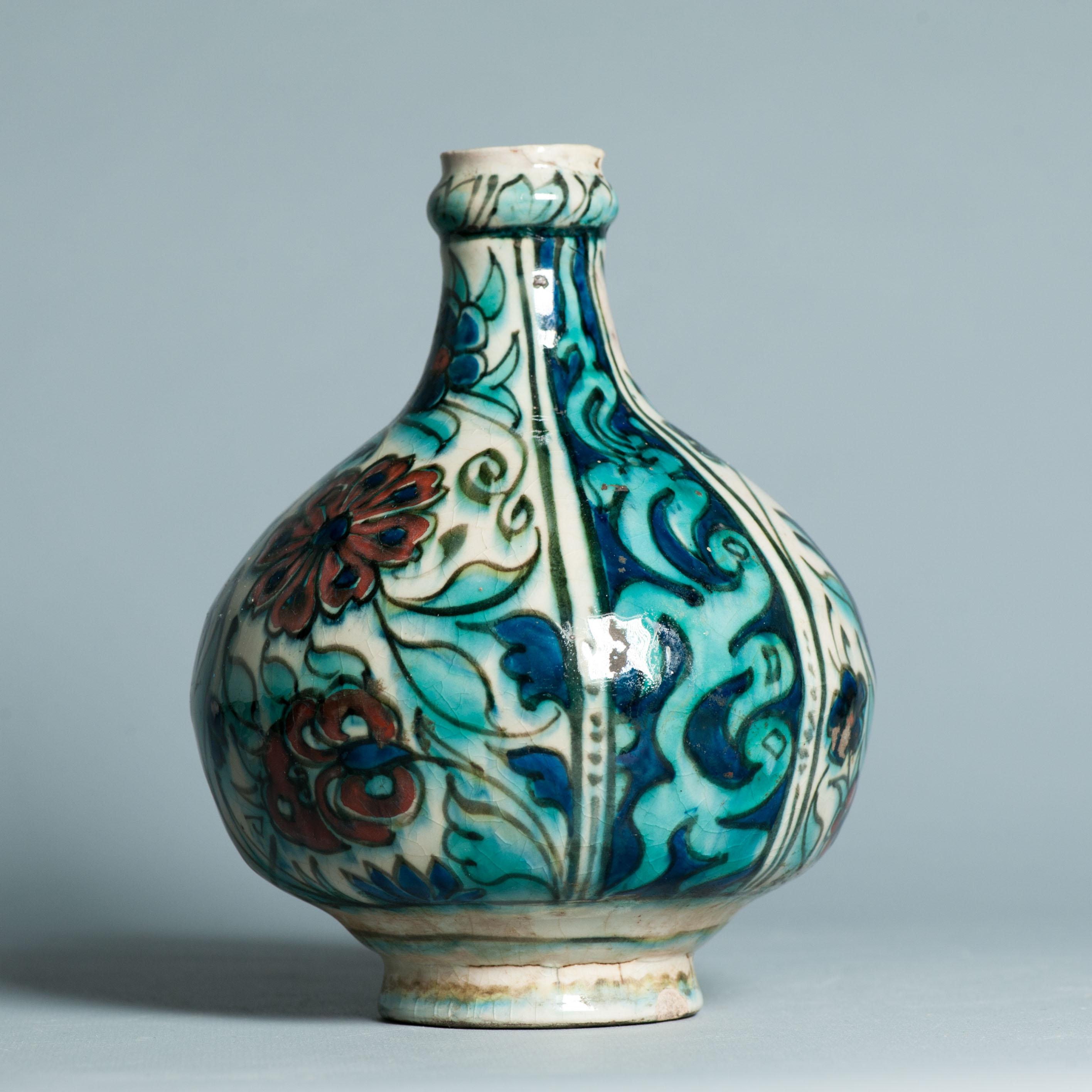 XVIIIe siècle et antérieur Vase ancien du début du 20e siècle en faïence hollandaise de Delft de style Iznik, vers 1910 en vente