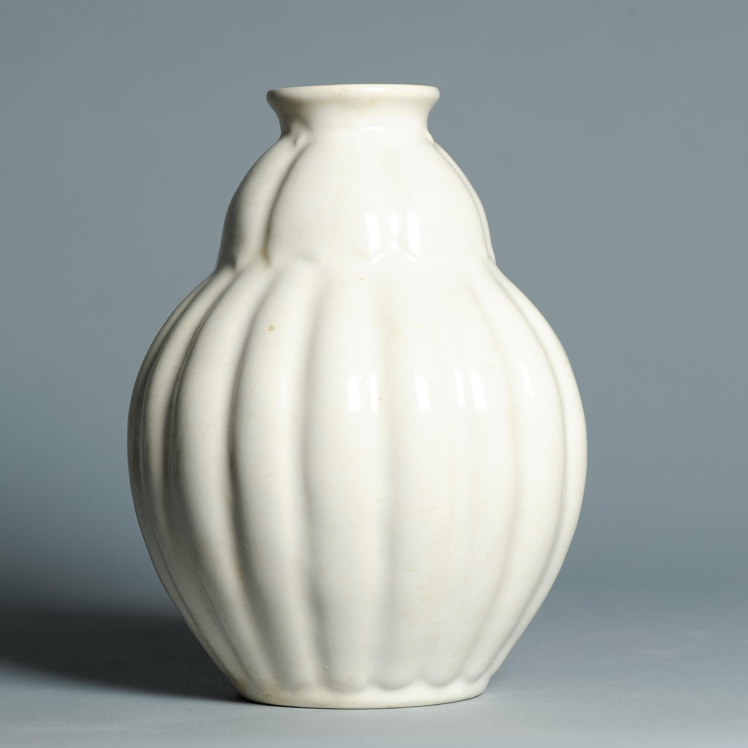 Néerlandais Antique vase néerlandais du début du 20e siècle en faïence de Delft émaillée blanche, vers 1910 en vente