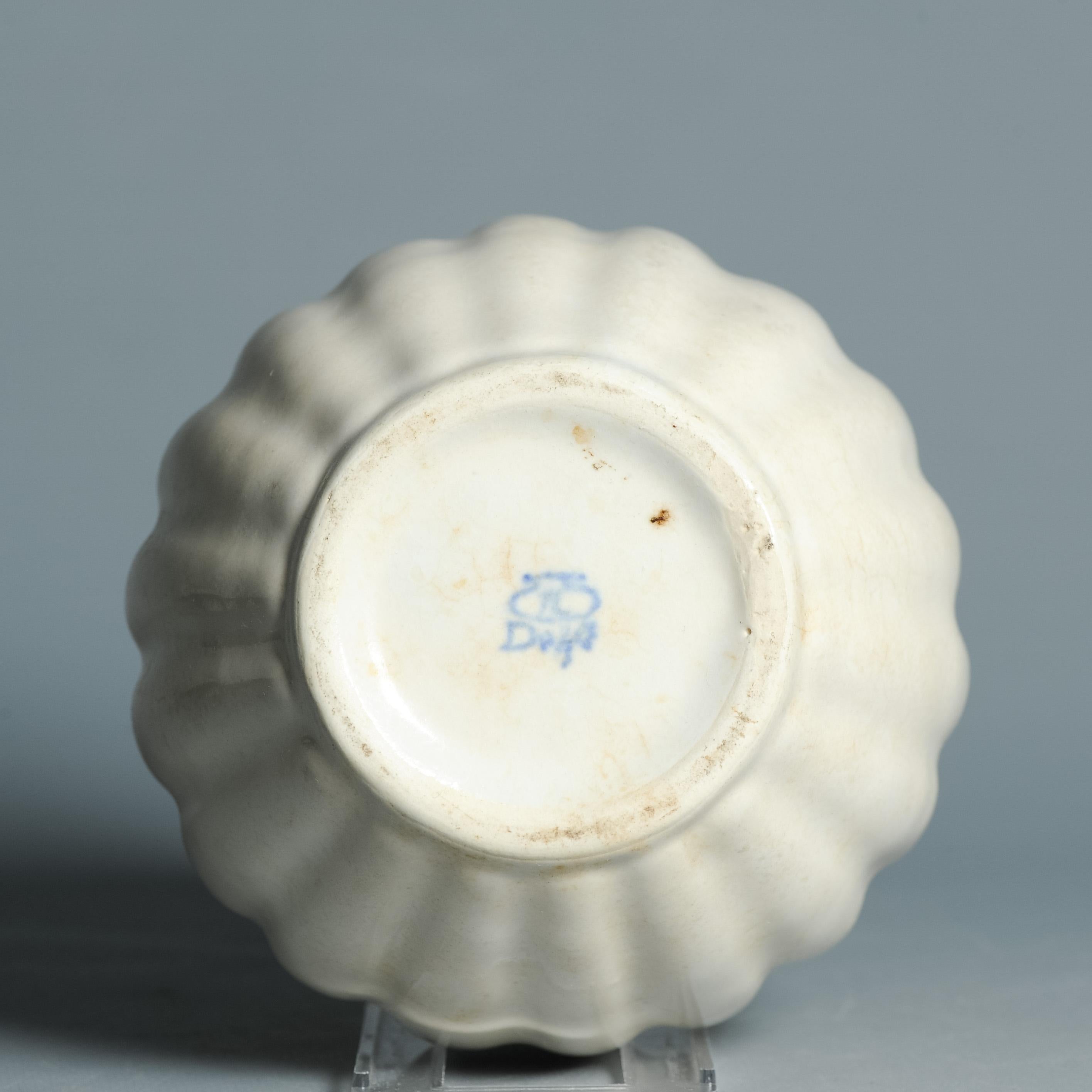 Antique vase néerlandais du début du 20e siècle en faïence de Delft émaillée blanche, vers 1910 Bon état - En vente à Amsterdam, Noord Holland