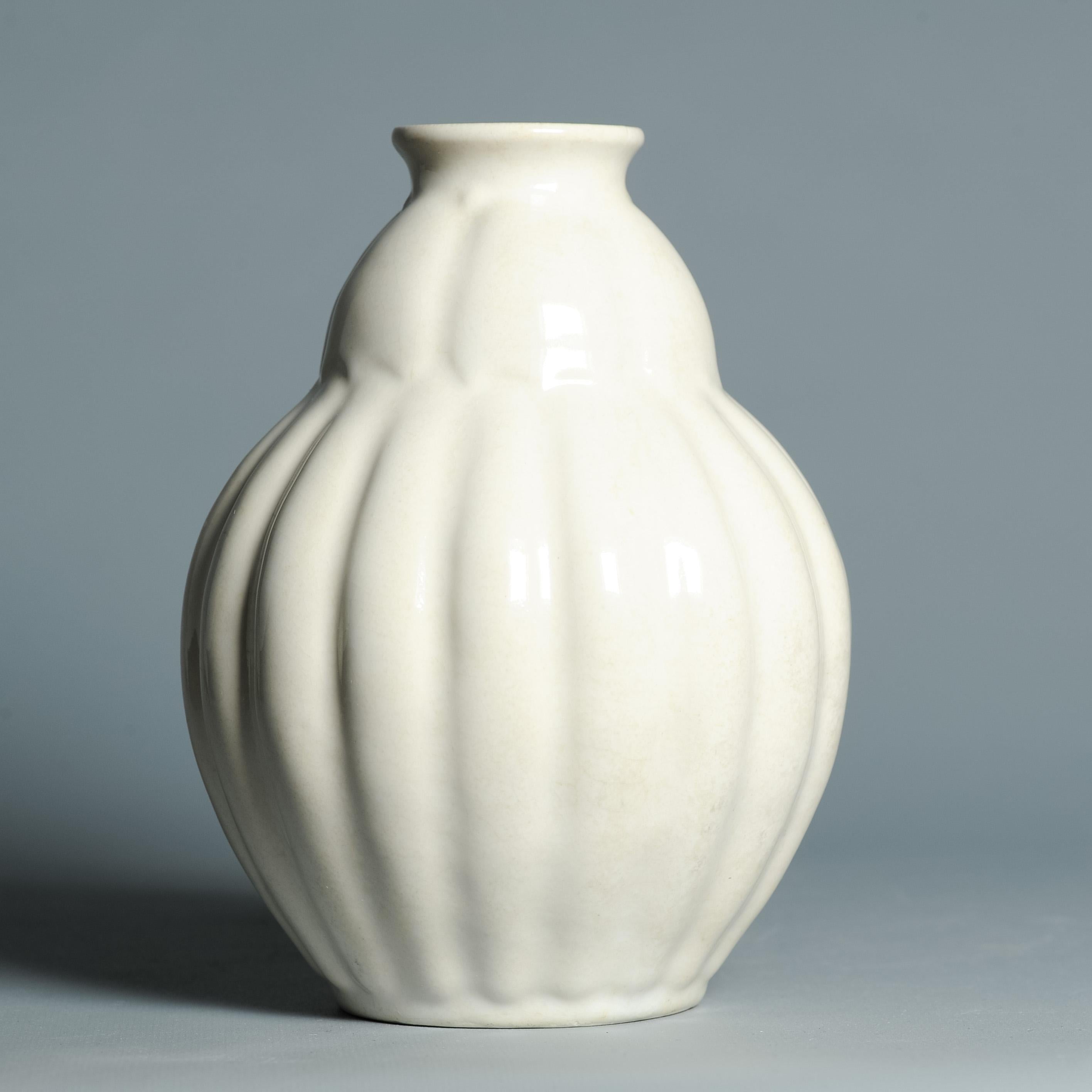 Début du 20ème siècle Antique vase néerlandais du début du 20e siècle en faïence de Delft émaillée blanche, vers 1910 en vente