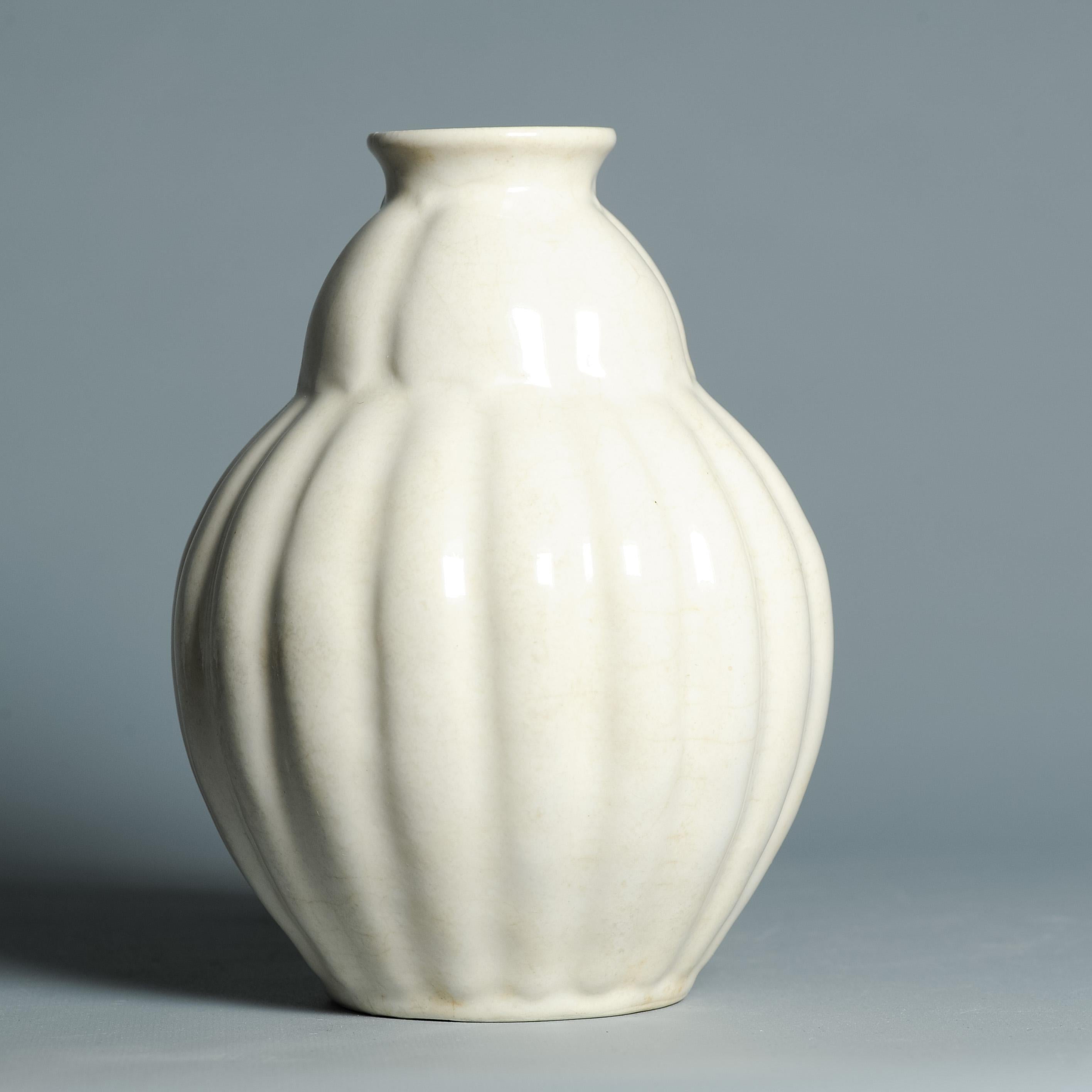 Porcelaine Antique vase néerlandais du début du 20e siècle en faïence de Delft émaillée blanche, vers 1910 en vente
