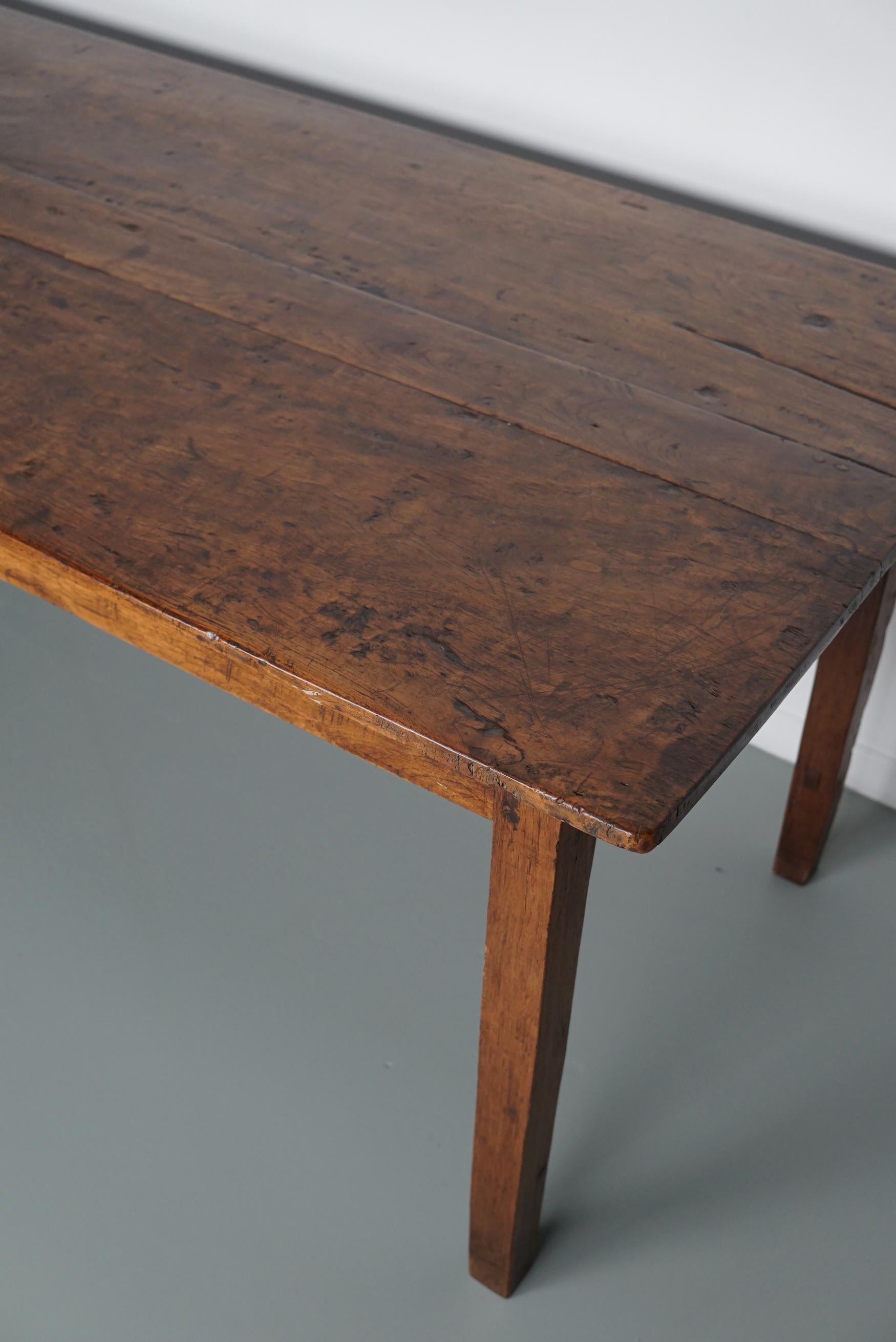 Dieser elegante Tisch wurde Anfang des 20. Jahrhunderts in den Niederlanden/Indonesien hergestellt. Er hat eine Tischplatte aus großen Holzplatten. Der Tisch wurde aus massivem indonesischem Fruchtholz mit einer schönen Maserung gefertigt. Er hat