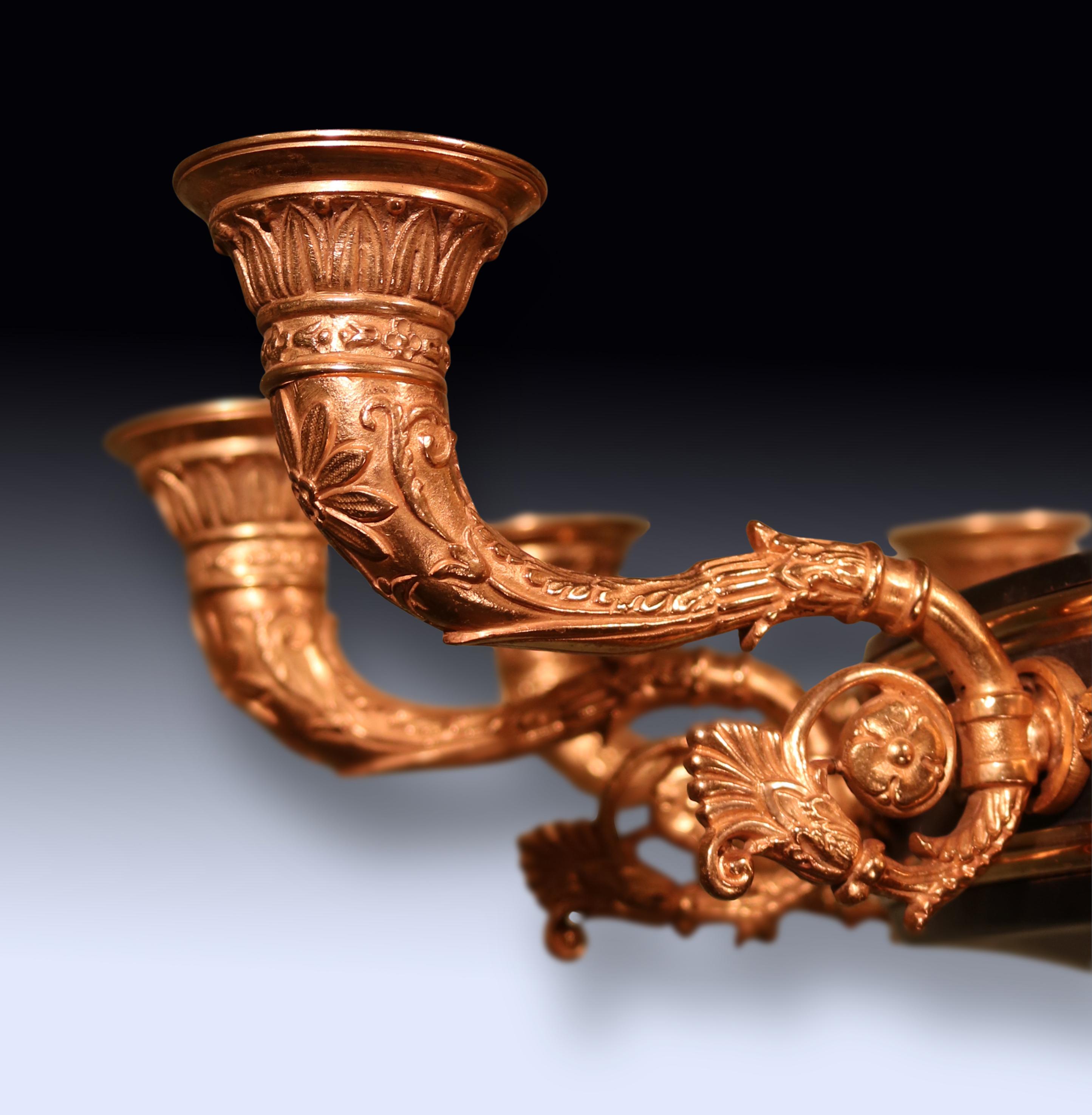 Antigua araña de bronce y ormolu de estilo Imperio de principios del siglo XX Inglés en venta