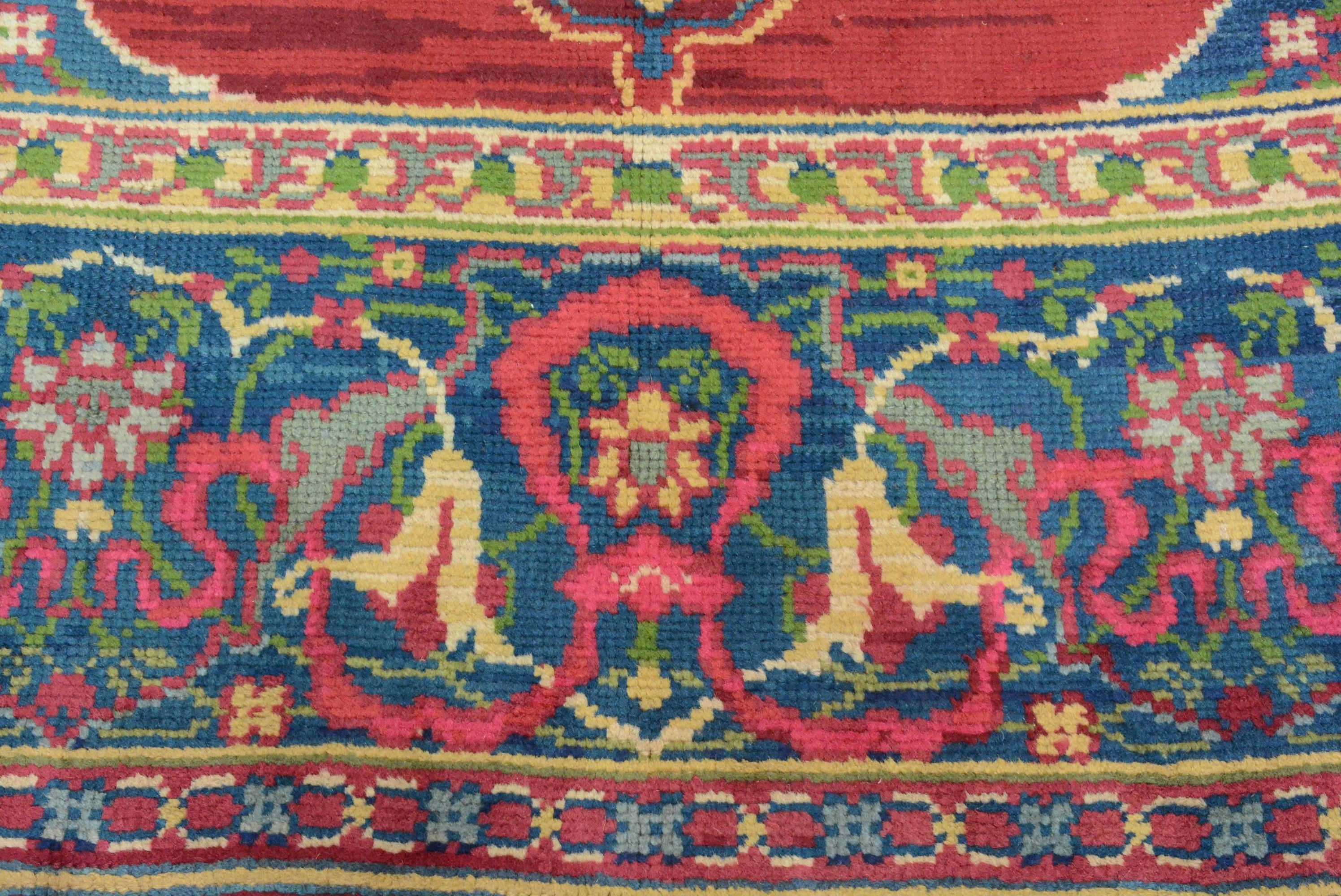 Antiker englischer Kunsthandwerksteppich aus dem frühen 20. im Zustand „Hervorragend“ im Angebot in Closter, NJ