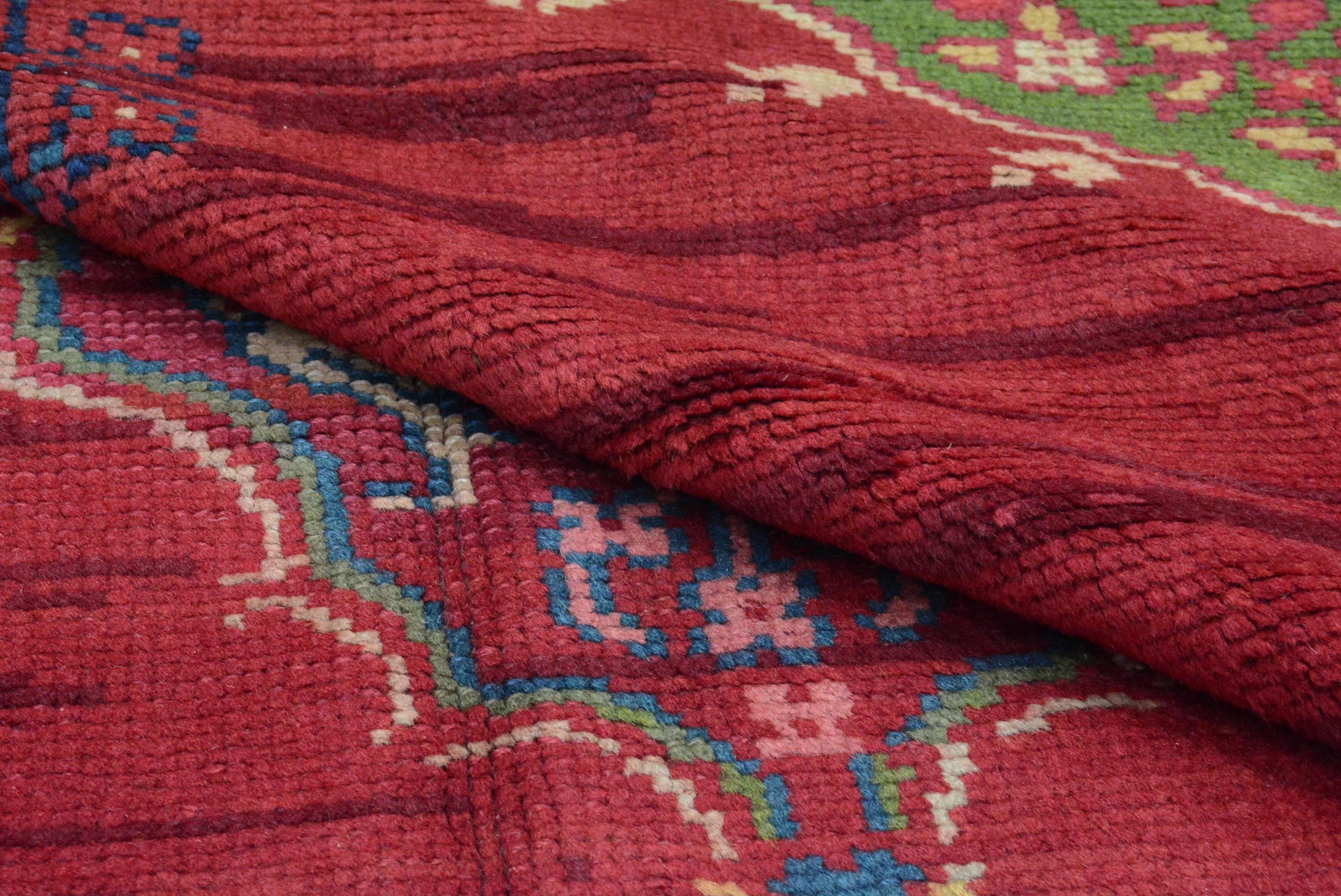 Antiker englischer Kunsthandwerksteppich aus dem frühen 20. im Angebot 1