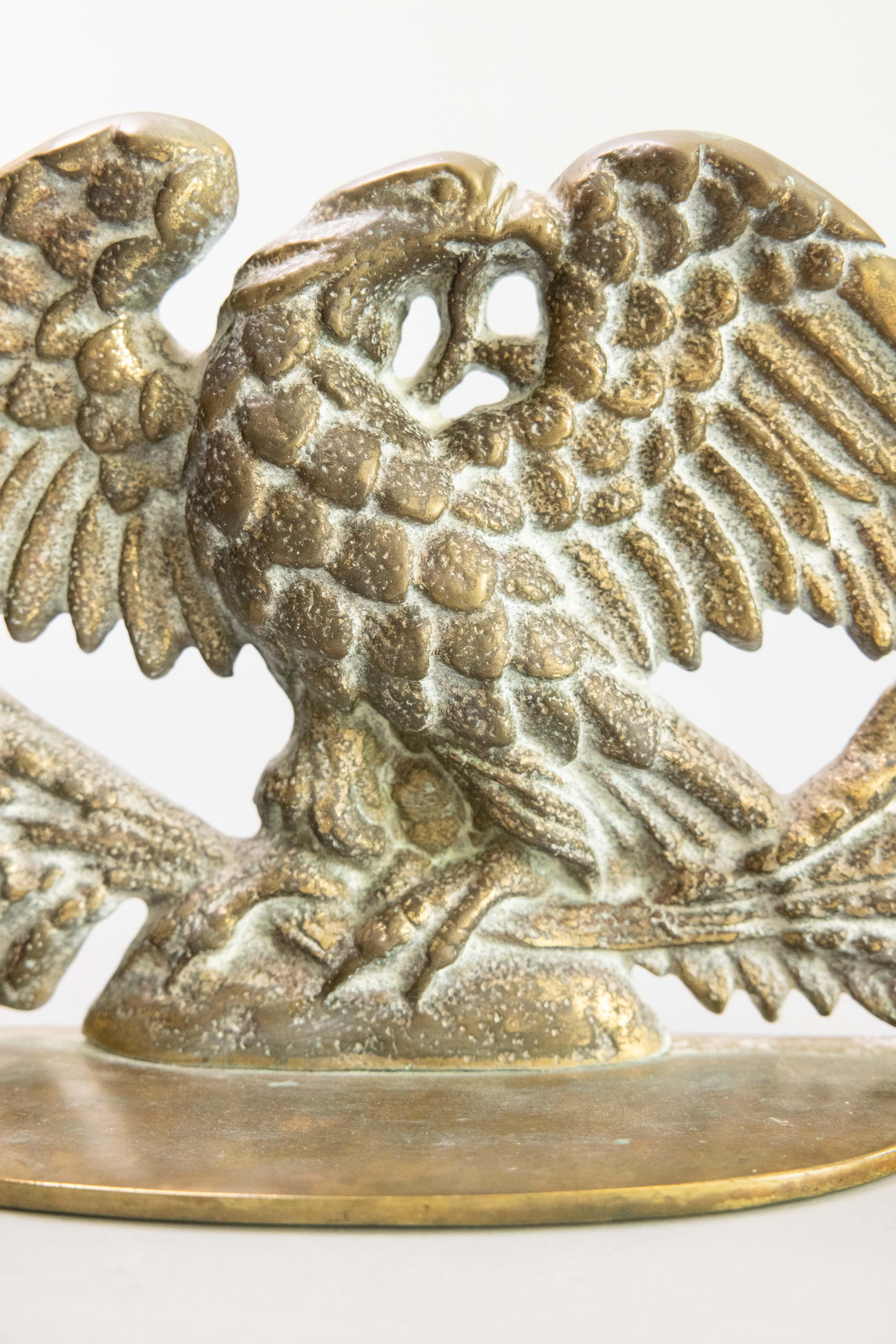 Un beau butoir de porte en laiton avec aigle, datant du début du 20e siècle, de style fédéral américain. Cet aigle royal est de belle taille et lourd, pesant plus de 6 livres, avec des ailes déployées et une belle patine de laiton vieilli. C'est la