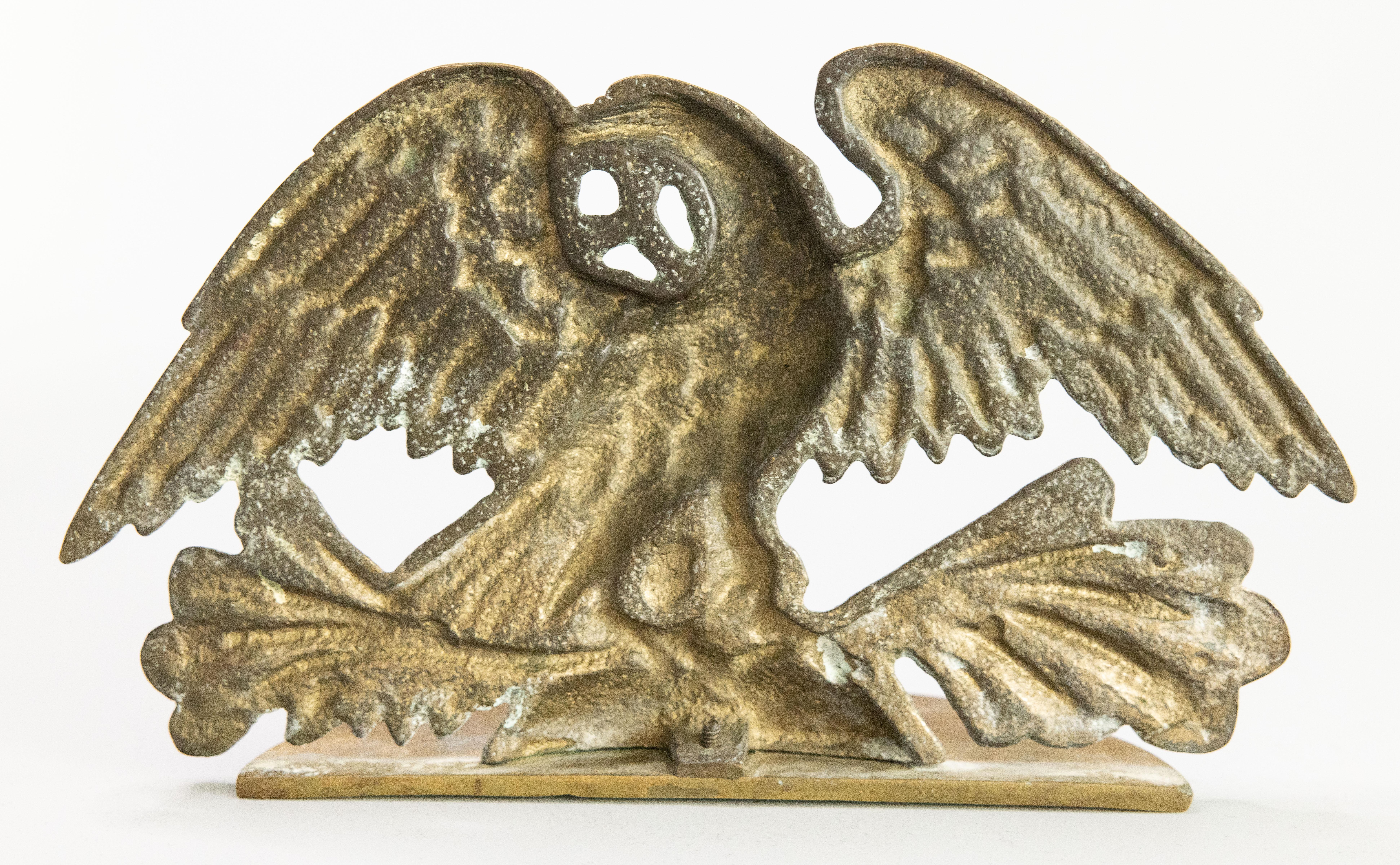 Moulage Ancien butoir de porte Aigle en laiton de l'Amérique fédérale du début du 20e siècle en vente