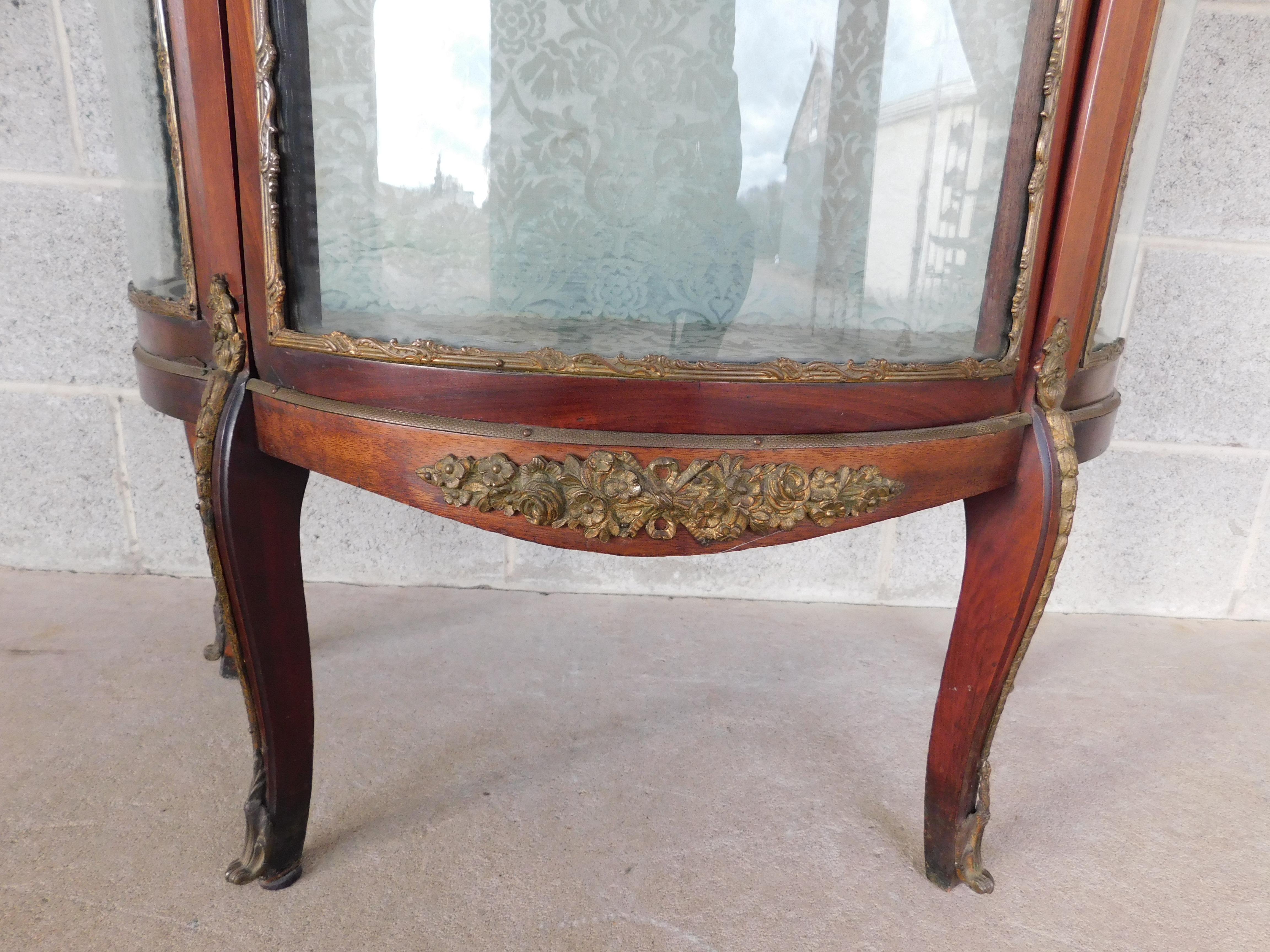 Antiquité, début du 20e siècle, vitrine en verre de style Louis XV français en vente 5