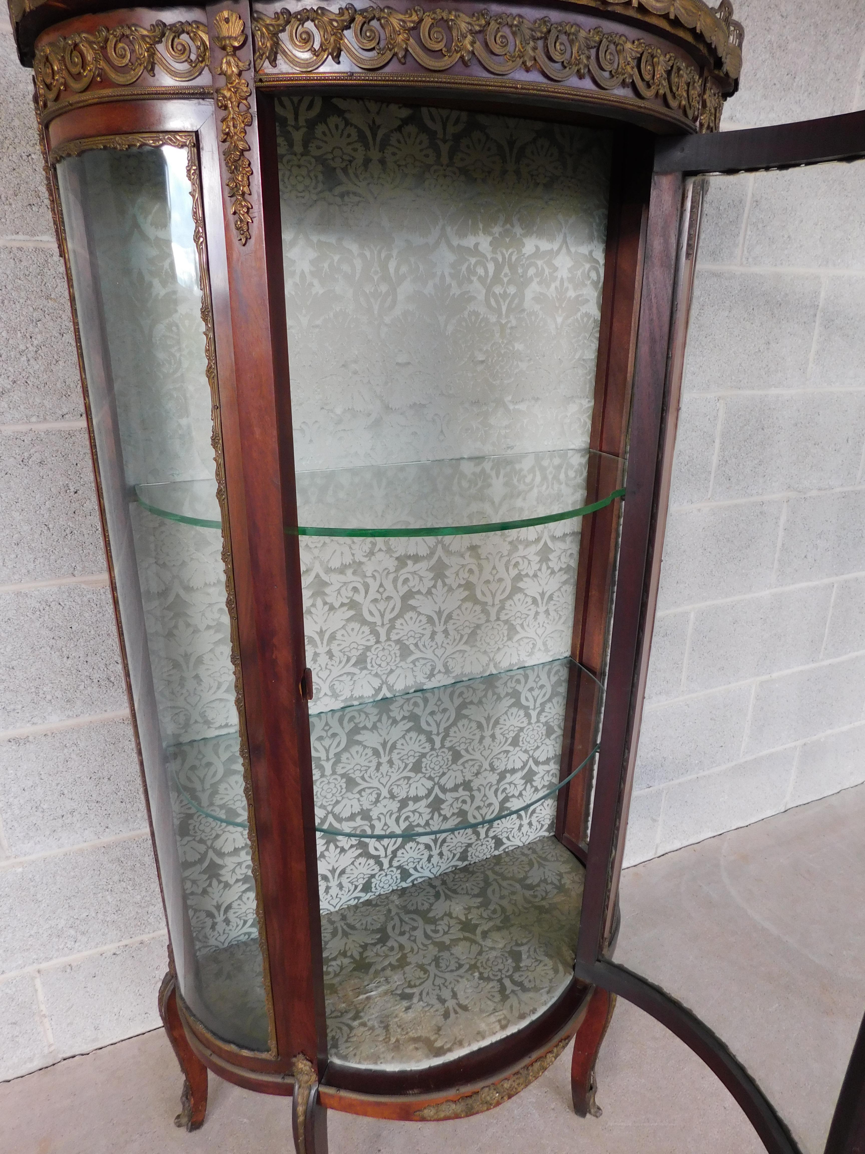 Antique Early 20th Century French Louis XV Style Vitrine Glass Display Cabinet For Sale 8