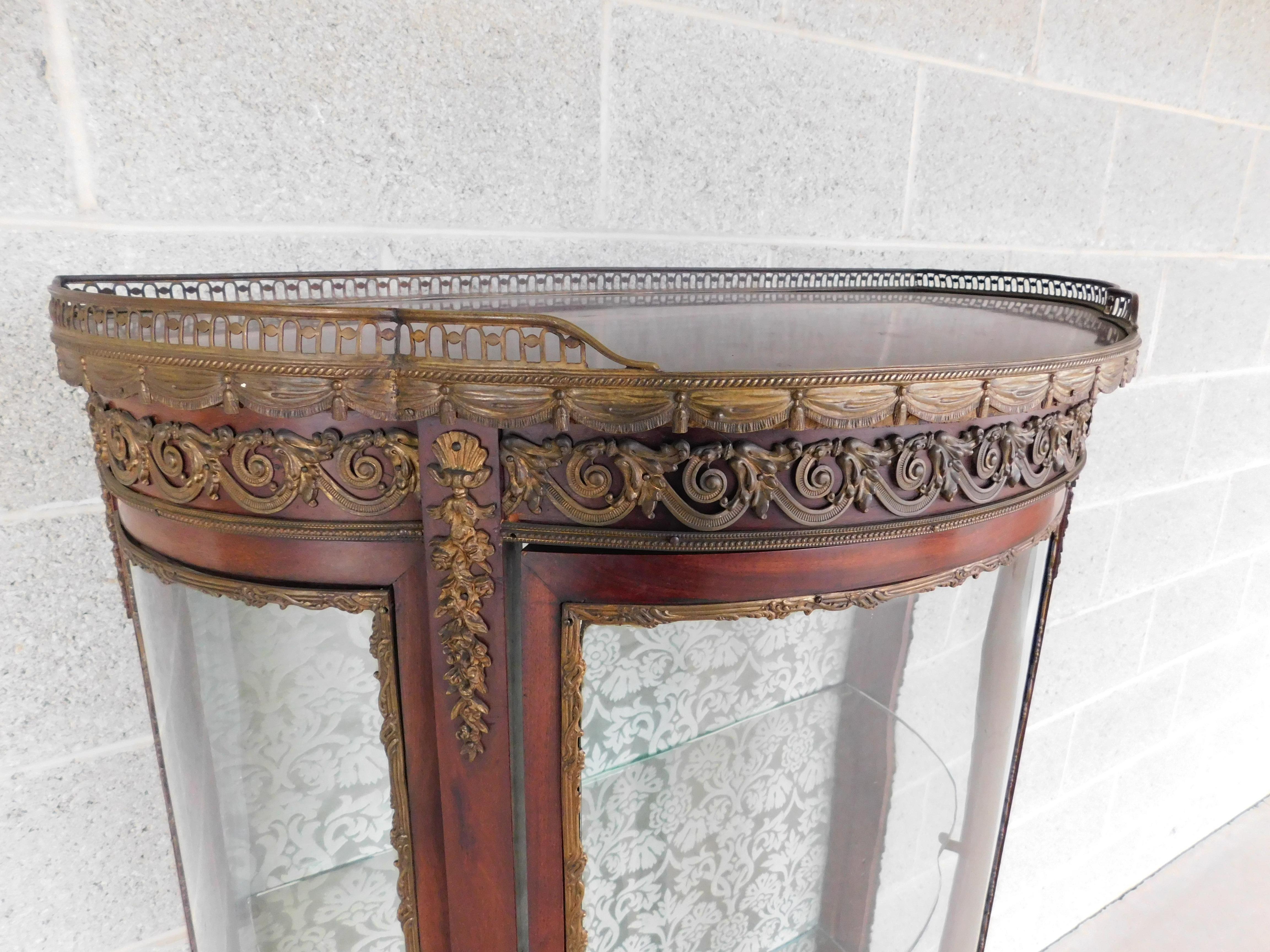 Antiquité, début du 20e siècle, vitrine en verre de style Louis XV français Bon état - En vente à Parkesburg, PA