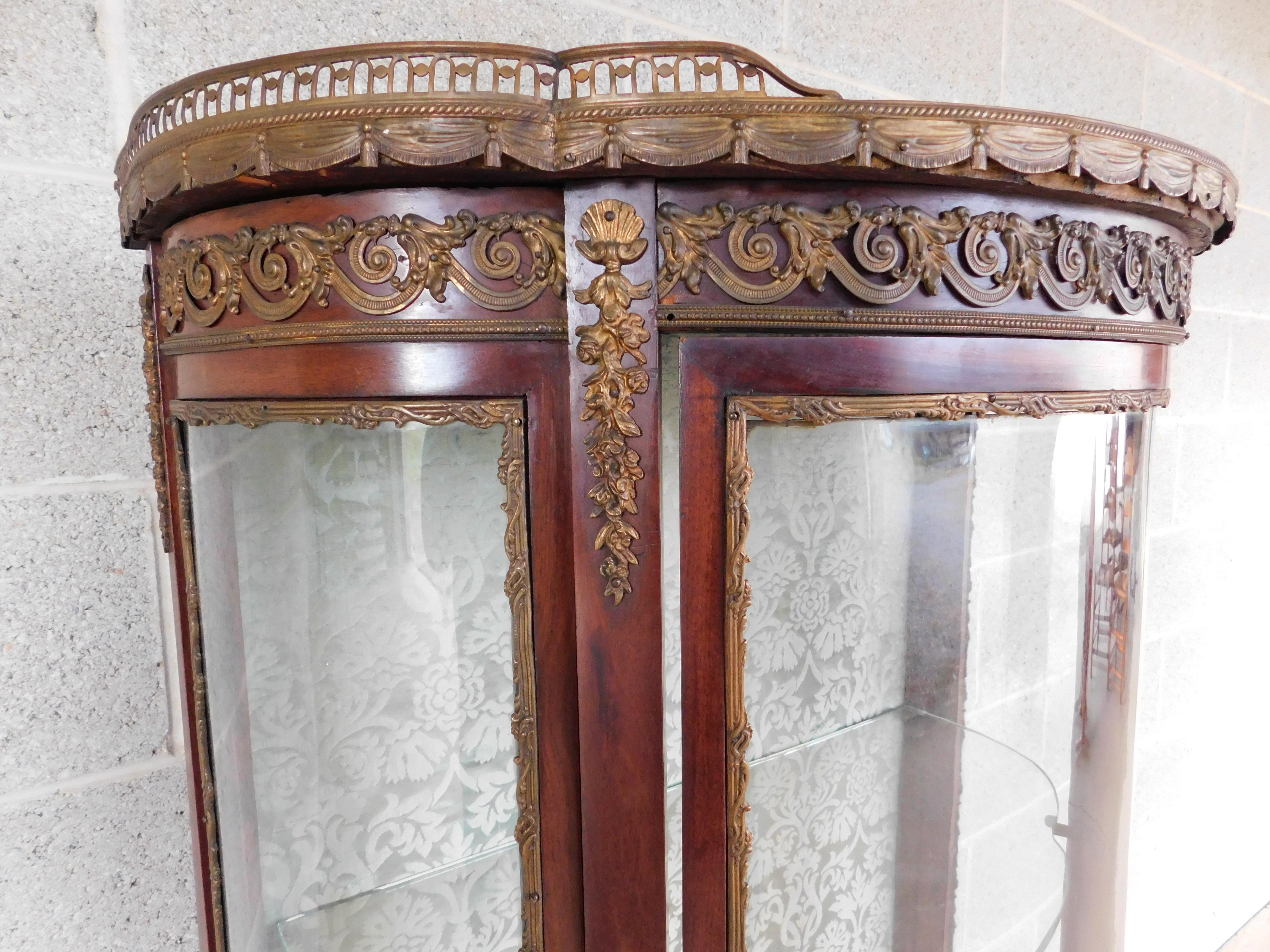 Antiquité, début du 20e siècle, vitrine en verre de style Louis XV français en vente 2