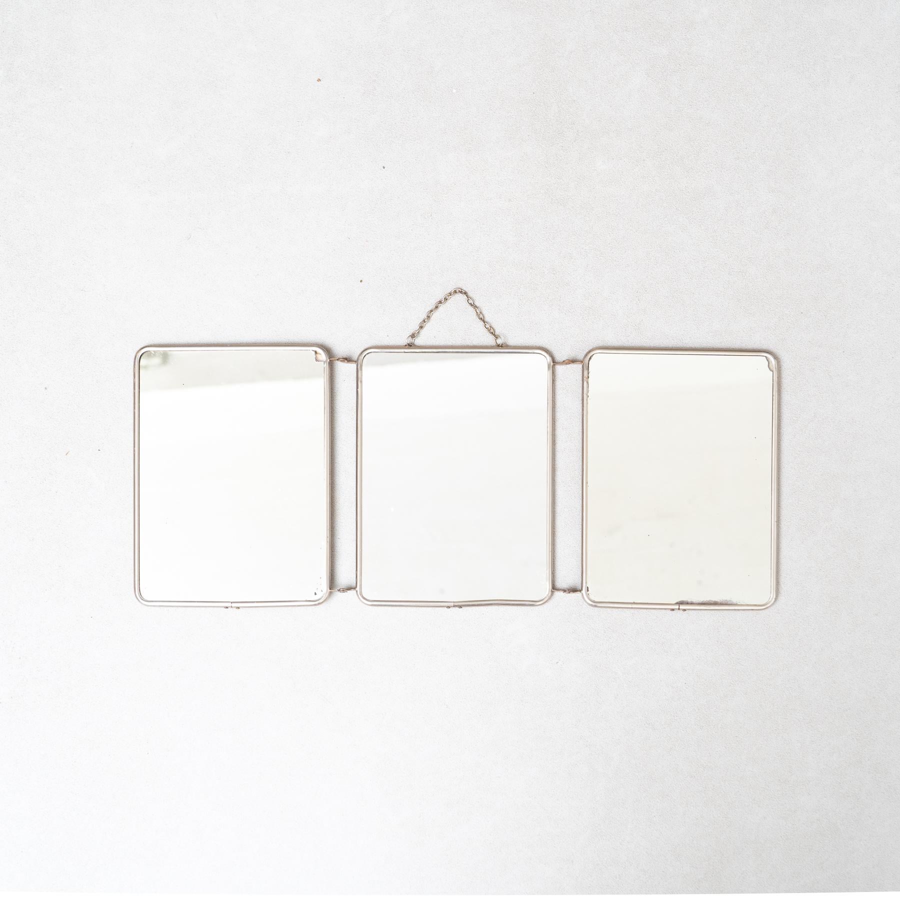 Miroir français ancien du début du 20e siècle.

Fabriqué en France, vers 1940.

Matériaux :
Bois, miroir

En état d'origine, avec une usure mineure conforme à l'âge et à l'utilisation, préservant une belle patine.

Informations importantes