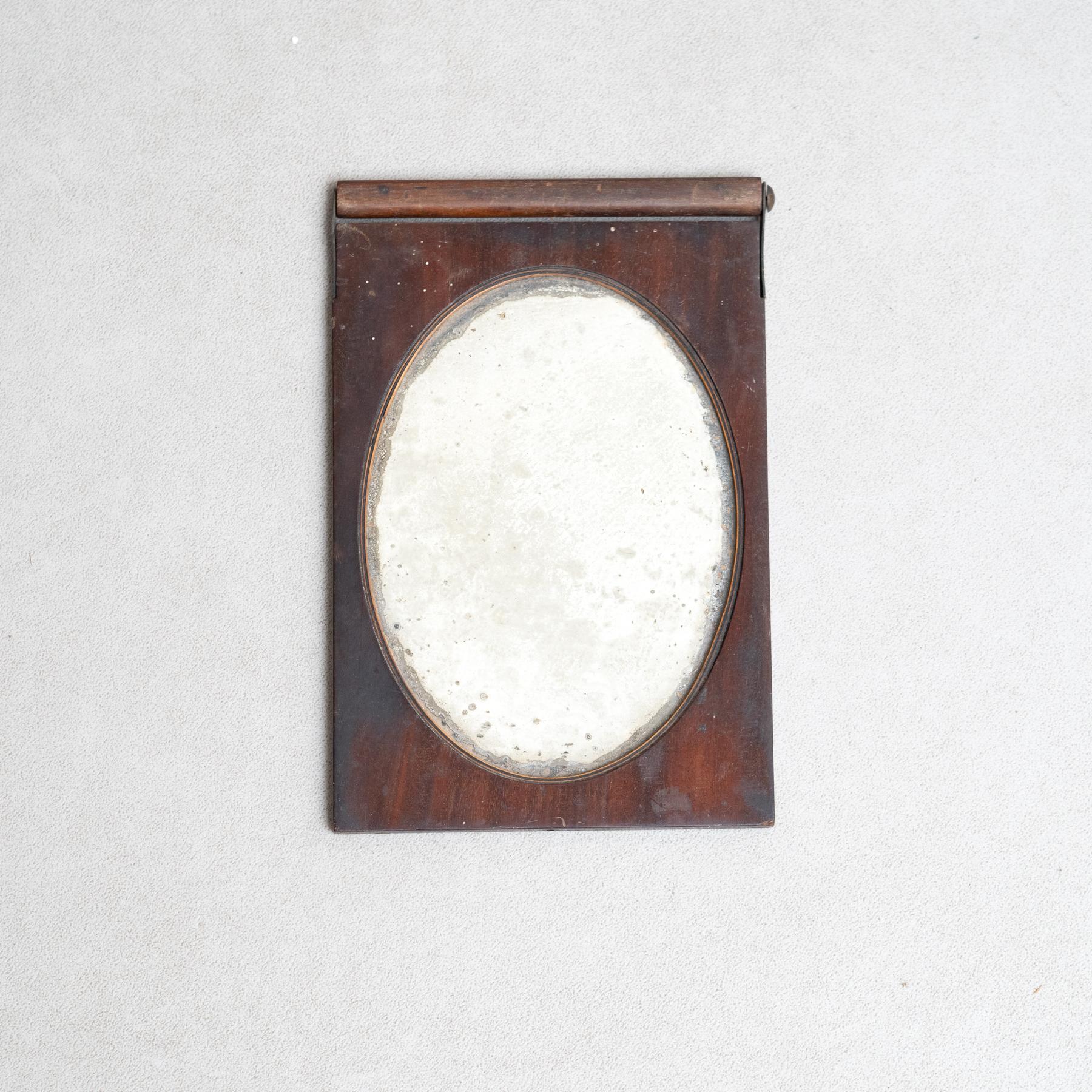 Miroir français ancien du début du 20e siècle.

Fabriqué en France, vers 1940.

Matériaux :
Bois, miroir

En état d'origine, avec une usure mineure conforme à l'âge et à l'utilisation, préservant une belle patine.

Informations importantes