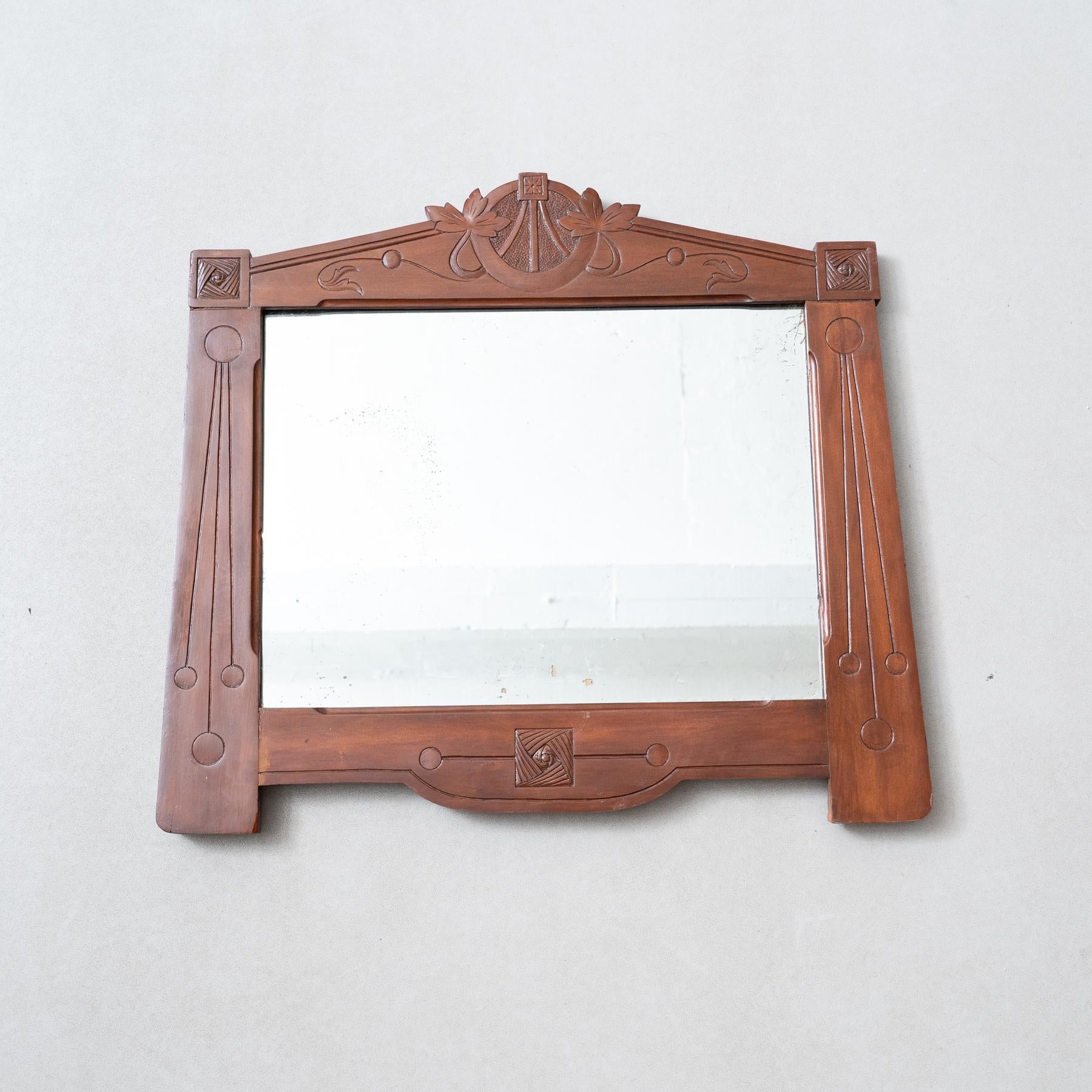 Miroir français ancien du début du 20e siècle.

Fabriqué en France, vers 1940.

Matériaux :
Bois, miroir

En état d'origine, avec une usure mineure conforme à l'âge et à l'utilisation, préservant une belle patine.

Informations importantes