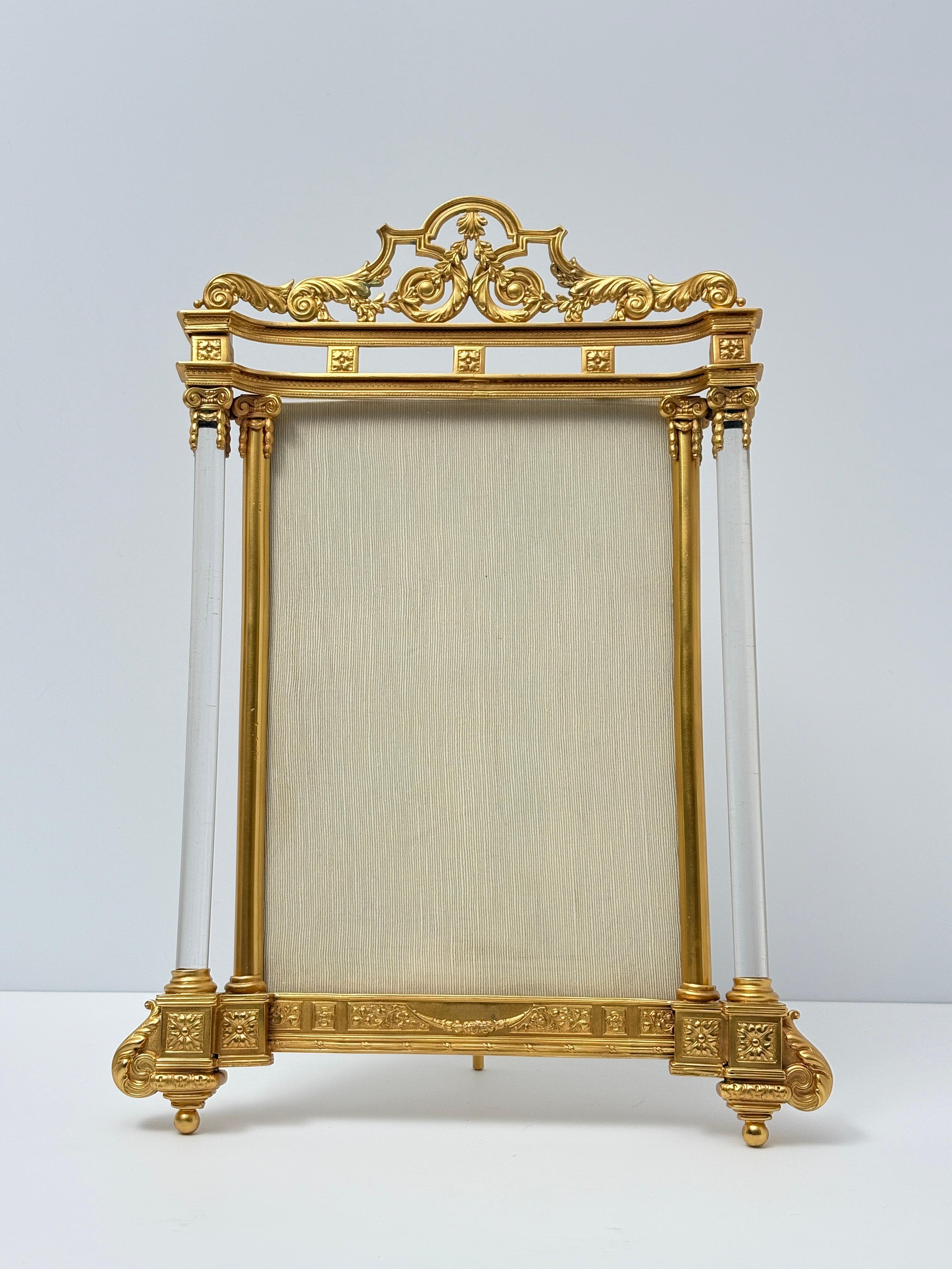 Una meravigliosa cornice dorata antica dei primi del Novecento Data Circa 1900, Origine Francia.

Grande cornice dorata Eleg con colonne di vetro sormontate.
Il telaio è in ottime condizioni. La doratura con dettagli intricati valorizza questo