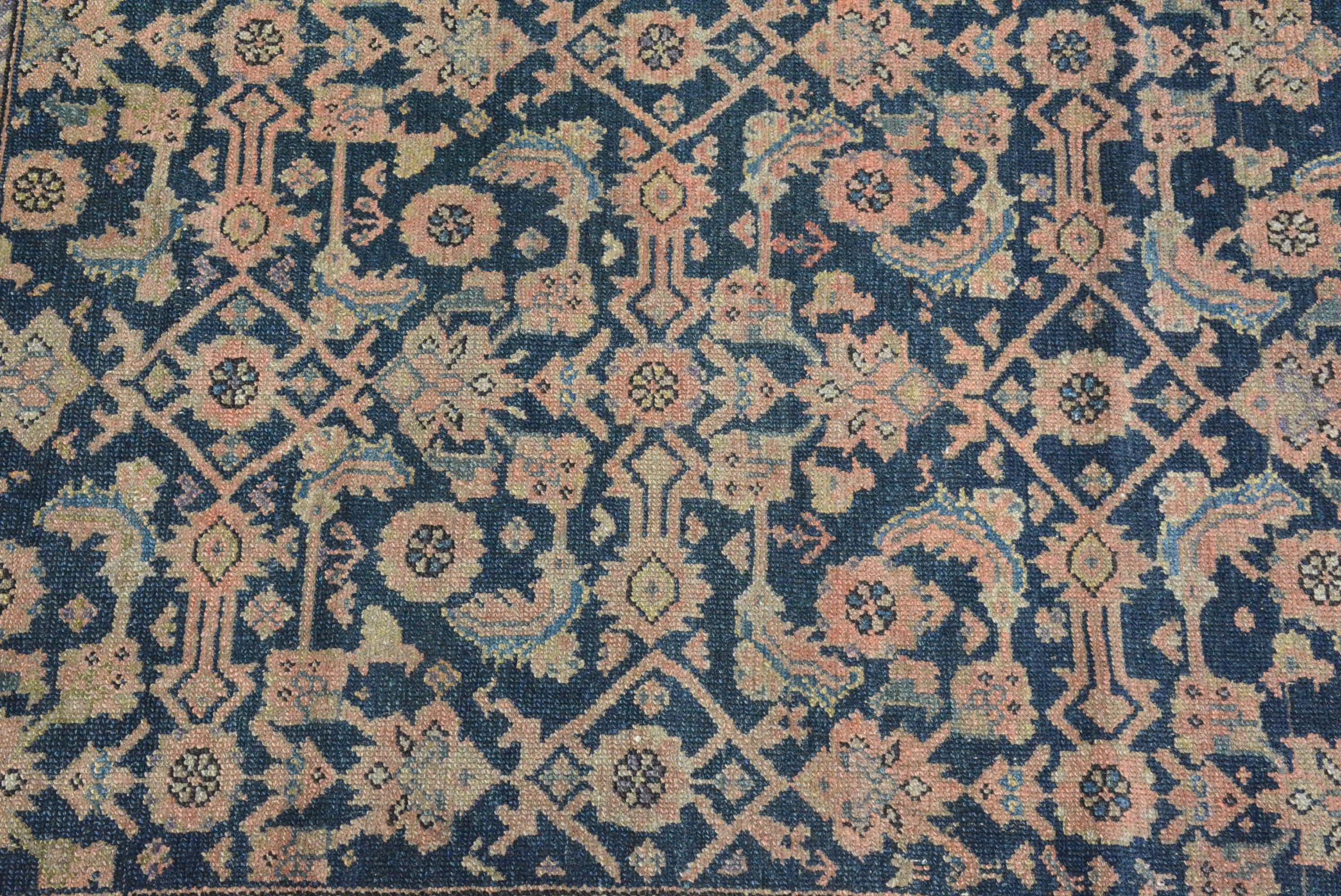 La région géographique du nord-ouest de la Perse, avec ses villes et ses villages, était à l'avant-garde de l'exportation à grande échelle de tapis et de moquettes à la fin du XIXe siècle.  Les marchands de Tabriz, grande ville qui est la capitale