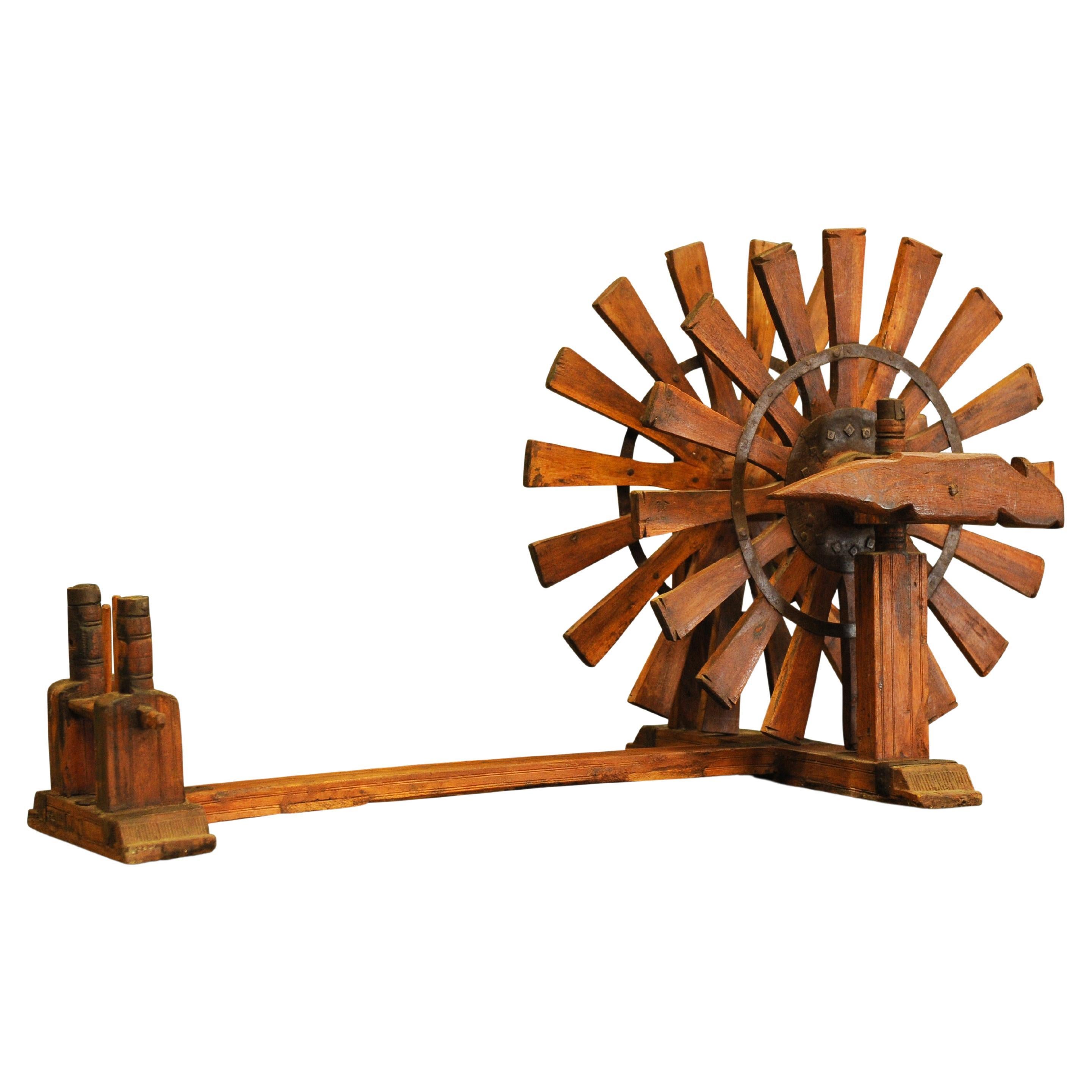 Ein schönes Beispiel für ein antikes handgefertigtes indisches Hartholz-Spinnrad oder Charka aus dem frühen 20.

Das Tisch- oder Bodencharkha ist eine der ältesten bekannten Formen des Spinnrads. Die Charkha arbeitet mit einem Antriebsrad, das von