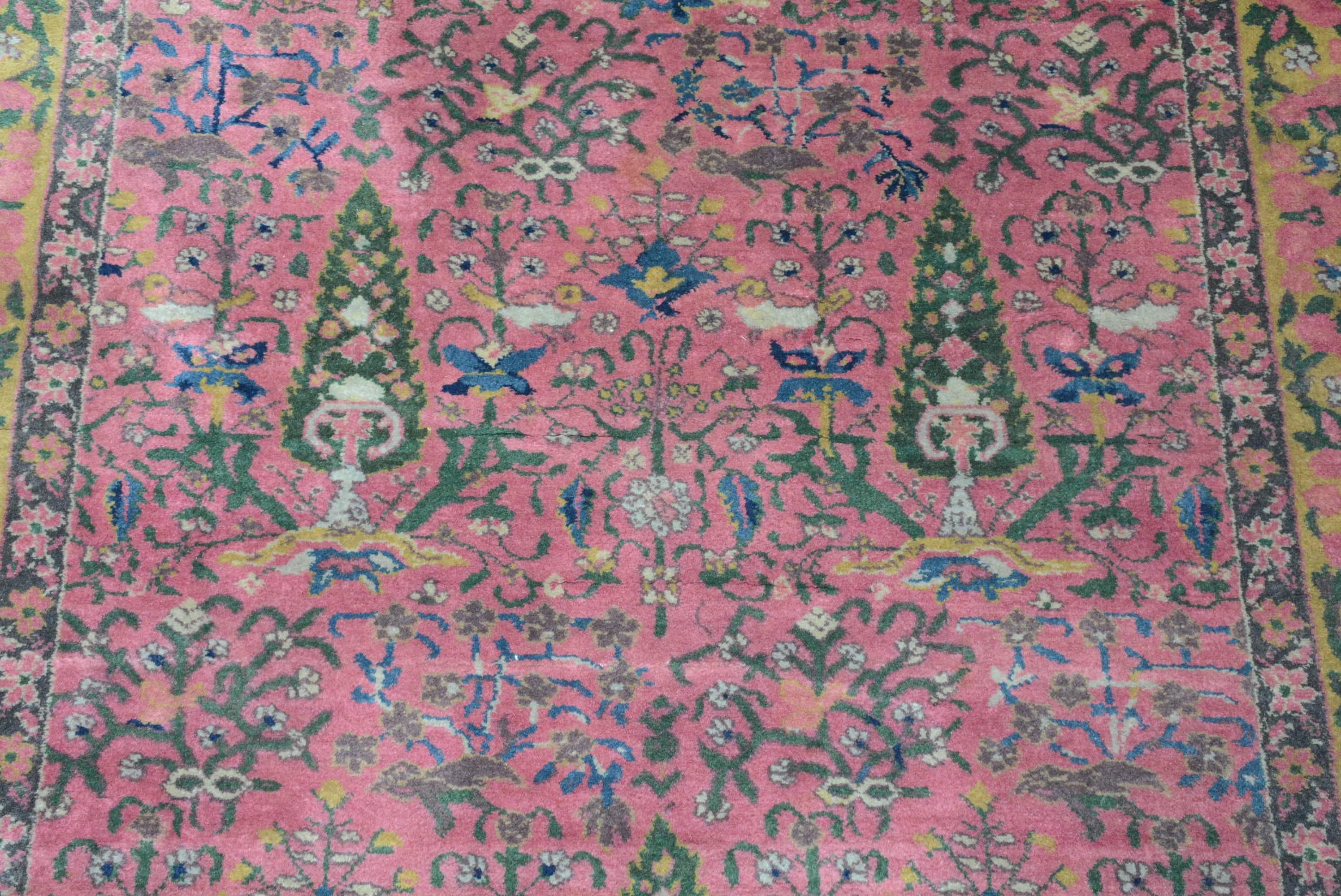 La città di Amritsar, nella regione del Punjab, nel nord-ovest dell'India, iniziò a produrre tappeti nel XIX secolo, quando il Kashmir fu annesso dal Maharaja Ranjit Singh. All'epoca il Kashmir era un importante centro di tessitura di scialli. I