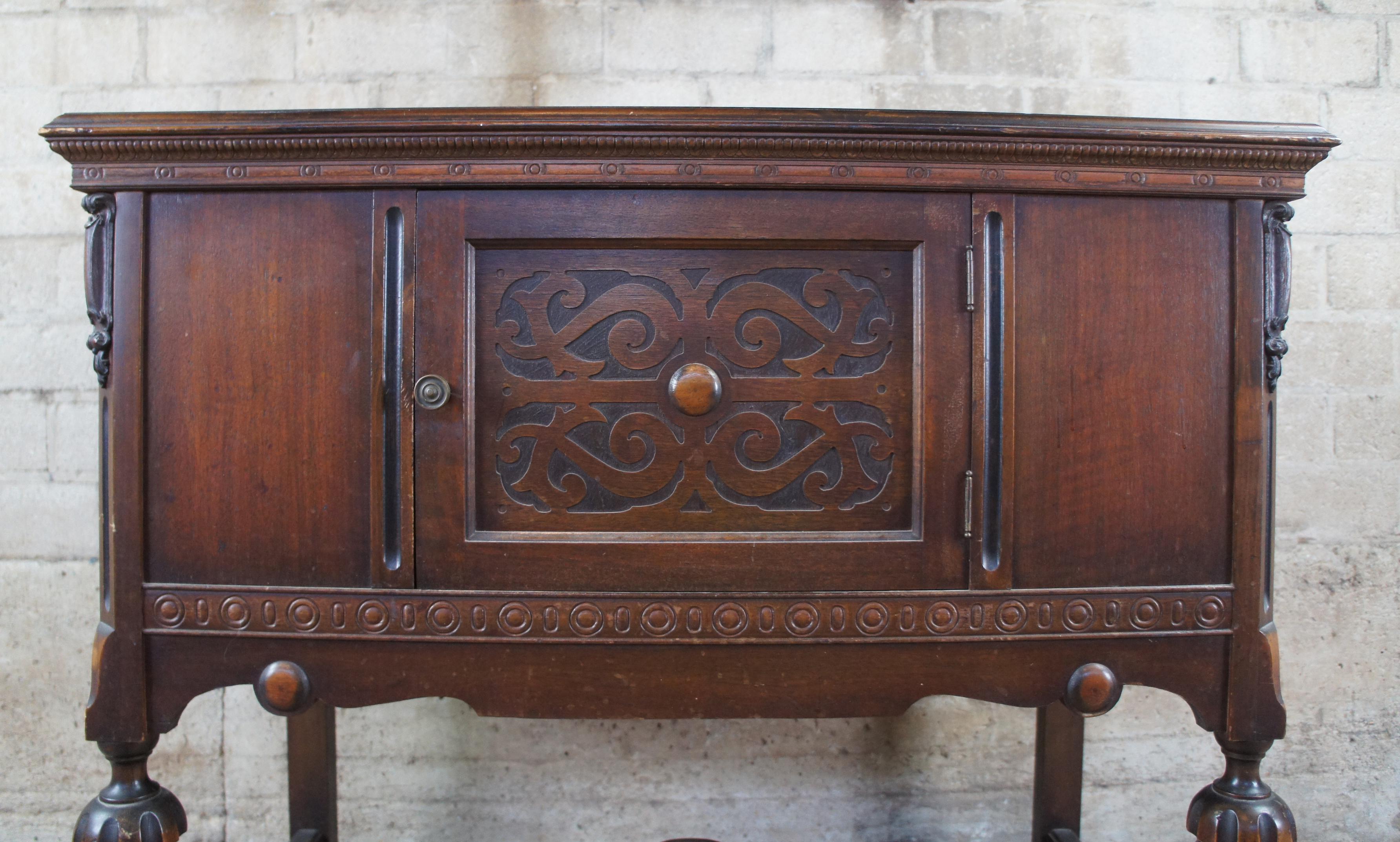 Antique Early 20th Century Jacobean English Revival Oak Buffet Server Sideboard In Good Condition In Dayton, OH