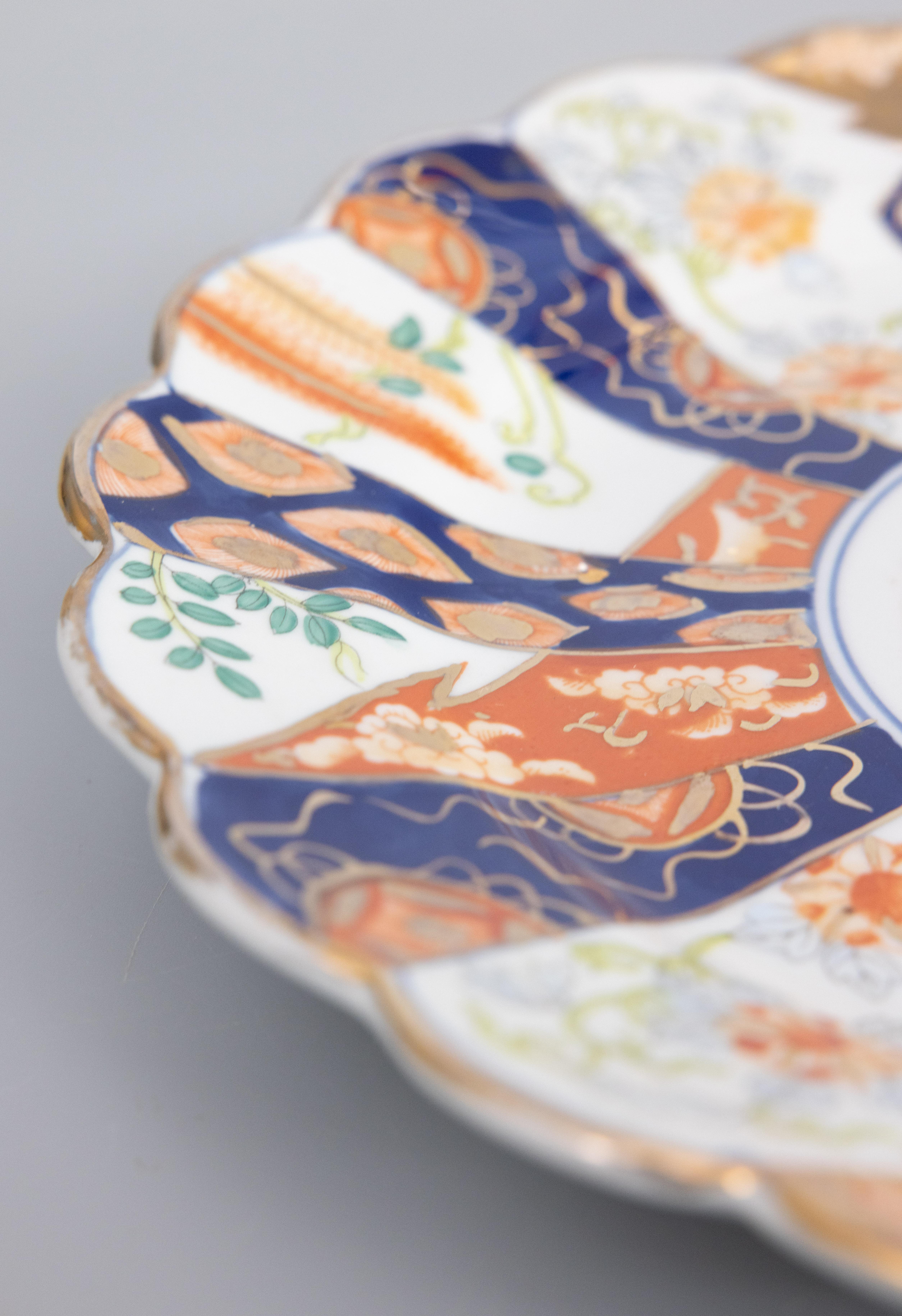 Antique Early 20th Century Japanese Imari Scalloped Charger In Good Condition For Sale In Pearland, TX