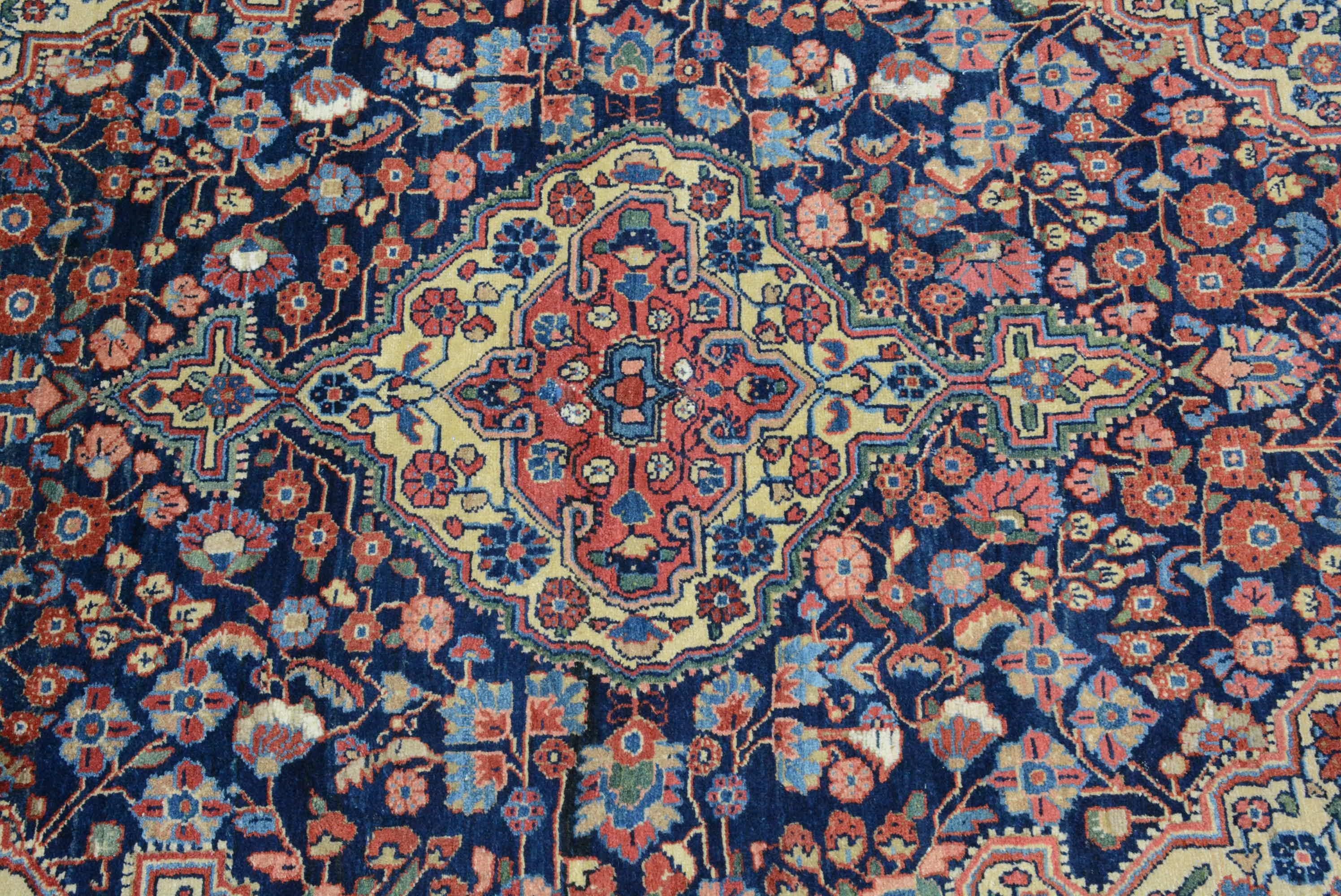 Le village de Sarouk, dans la province d'Arak, au nord de la Perse, est connu pour sa production de tapis finement tissés.  Ces tapis présentent le plus souvent des médaillons floraux centraux flanqués de gerbes sur un champ garance ou indigo.  Au