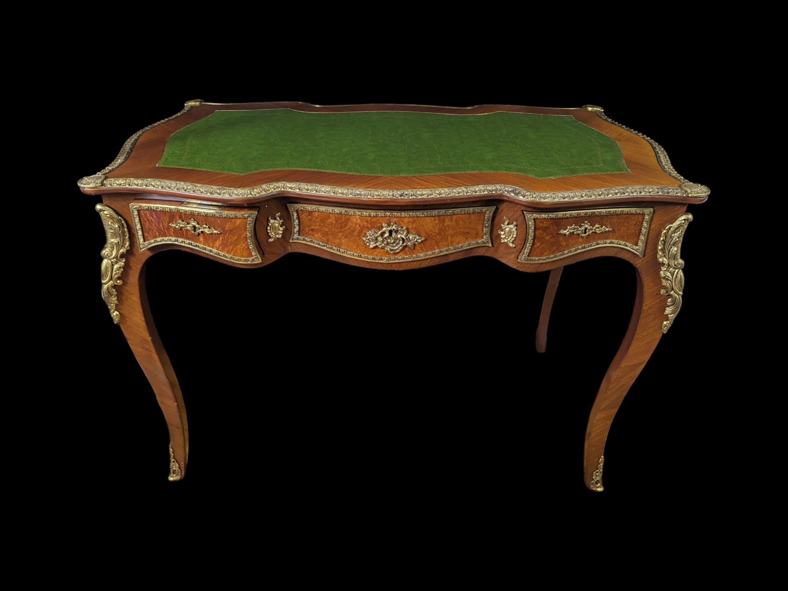 Cet exquis bureau ancien King Louis, doté d'un superbe plateau en cuir vert, est une pièce remarquable qui allie à la fois élégance et fonctionnalité. Fabriqué dans le style emblématique Louis XV, le bureau présente des détails complexes, avec des