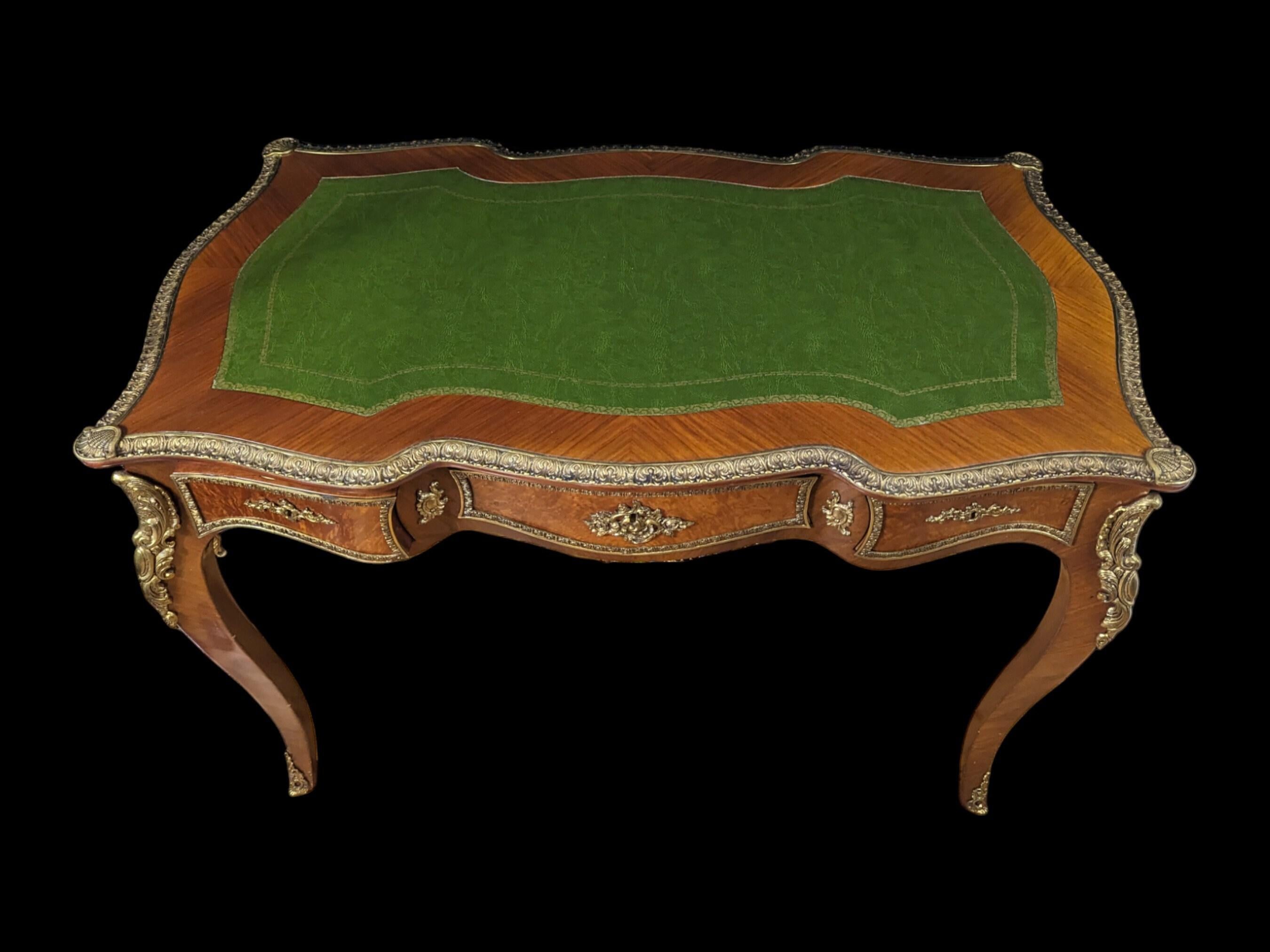 Baroque Bureau ancien du début du 20e siècle de style King Louis en cuir en vente