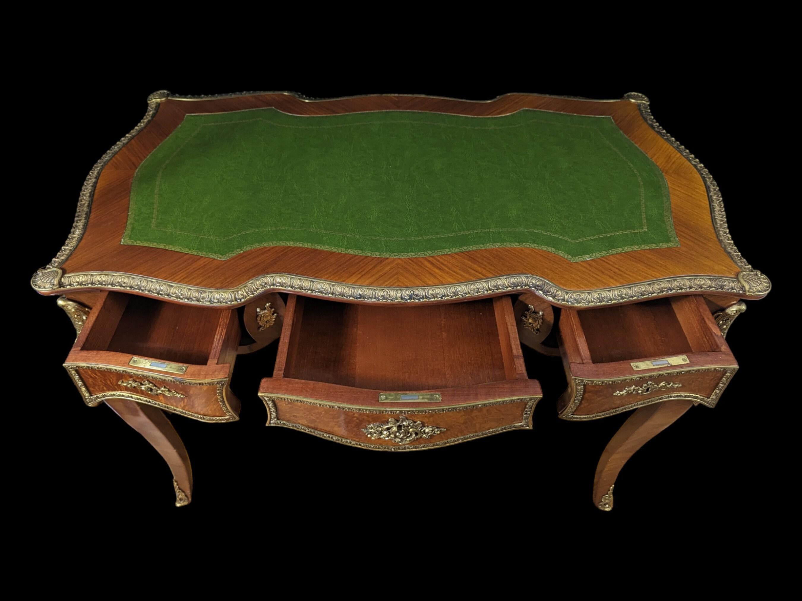 Espagnol Bureau ancien du début du 20e siècle de style King Louis en cuir en vente