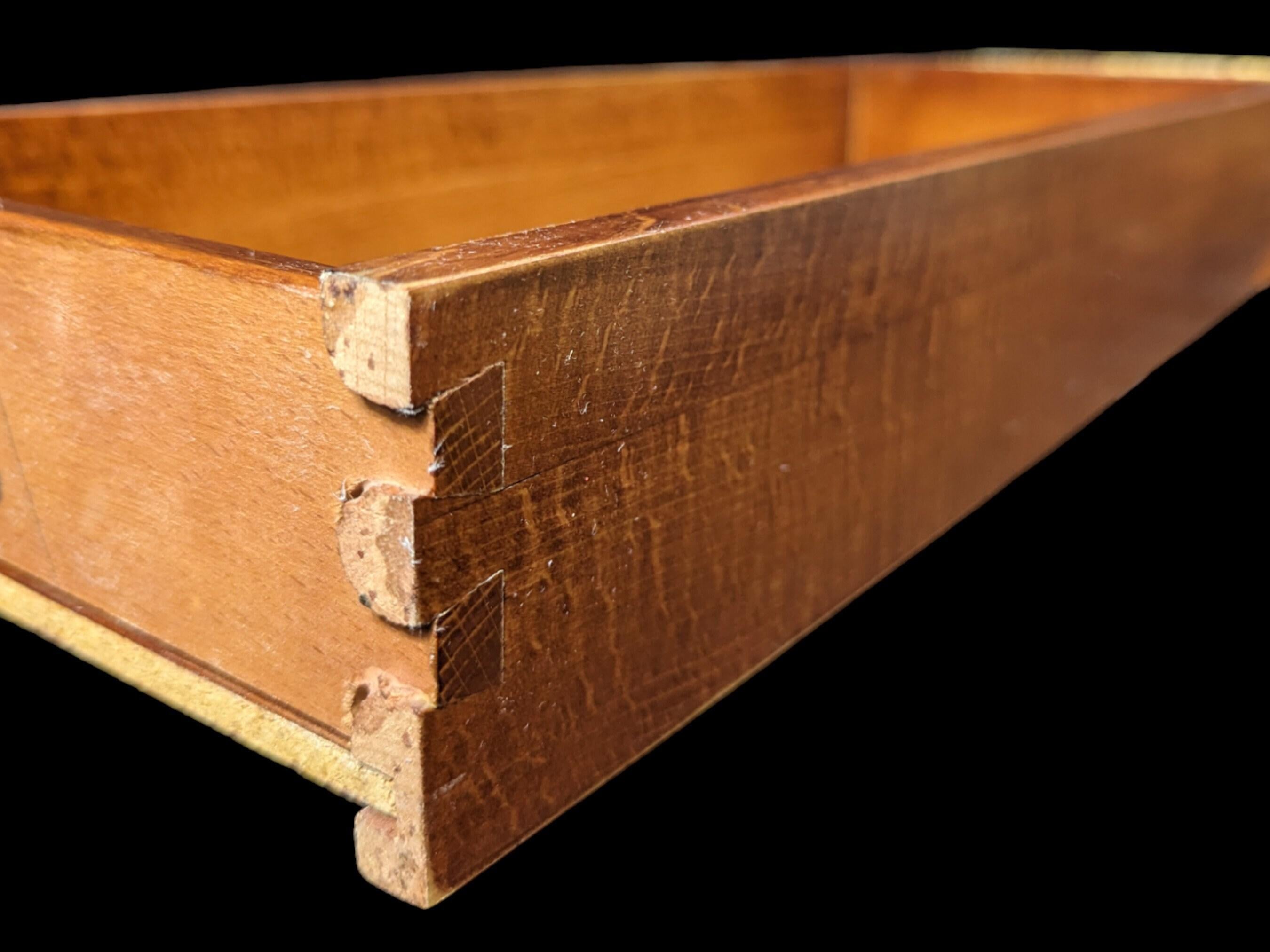 Doré Bureau ancien du début du 20e siècle de style King Louis en cuir en vente
