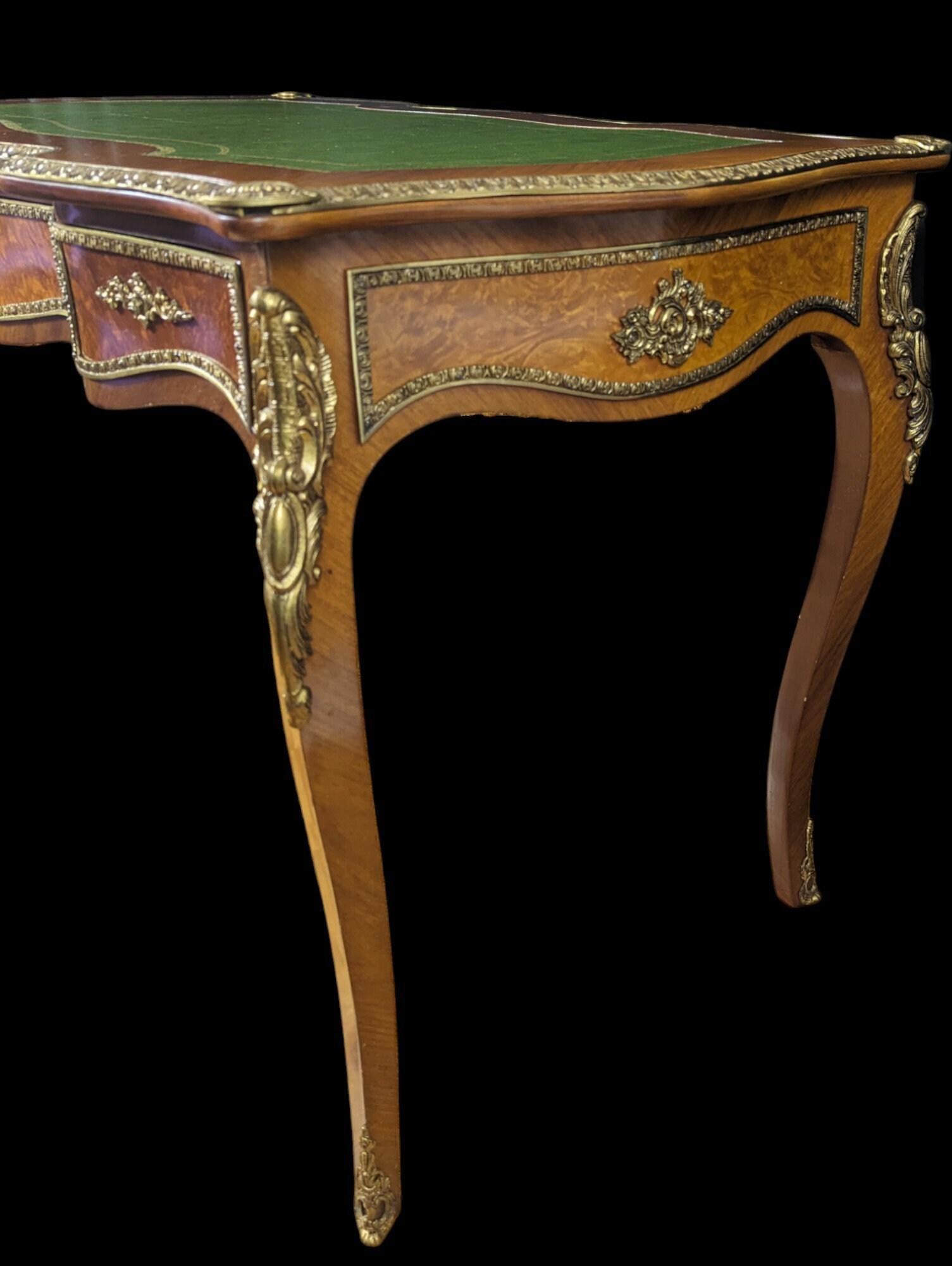 Bureau ancien du début du 20e siècle de style King Louis en cuir Excellent état - En vente à New Milford, CT