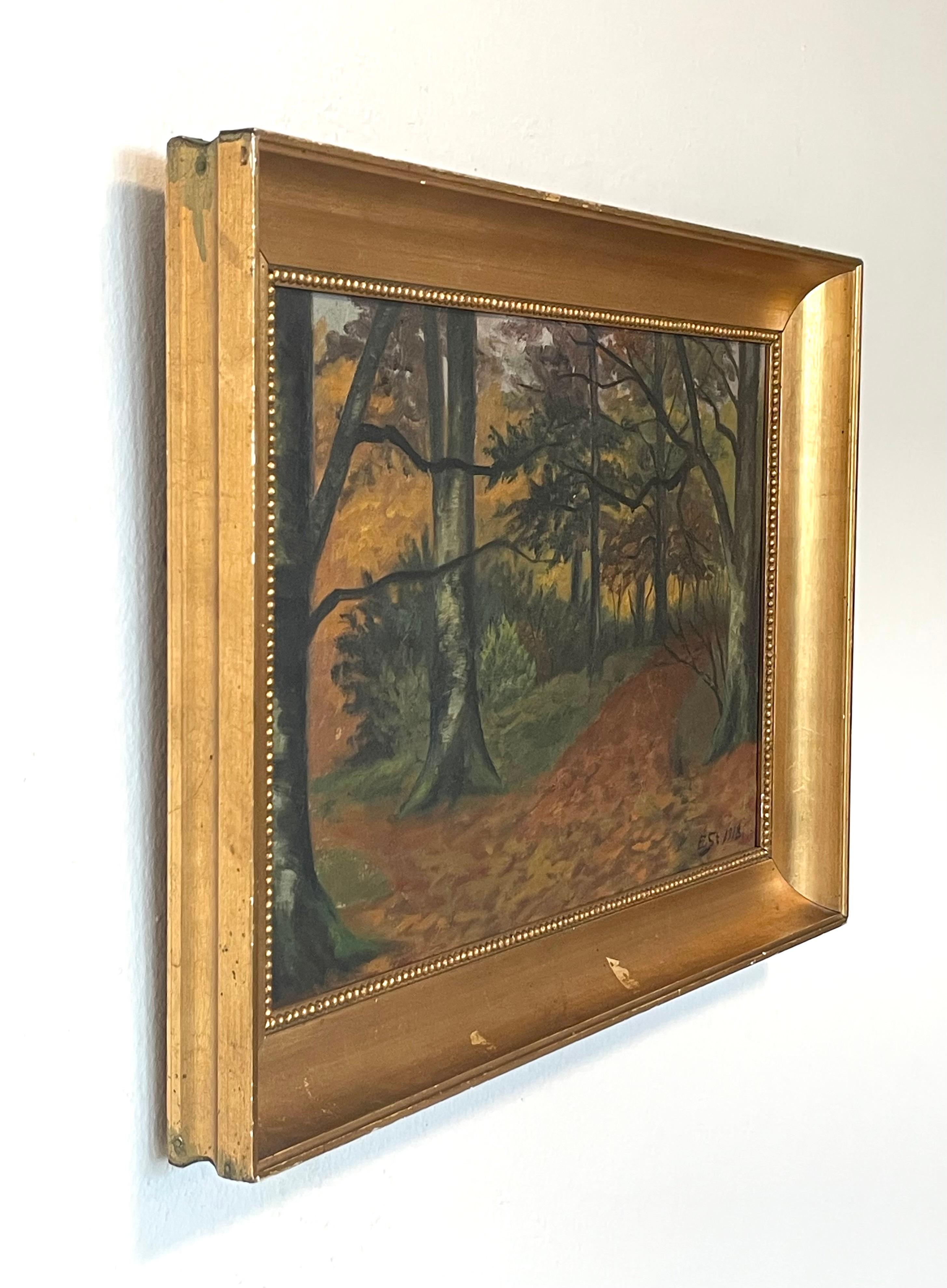 Peinture danoise originale à l'huile sur toile représentant un magnifique paysage de forêt en automne.

Le tableau est signé et daté par l'artiste dans le coin inférieur droit et encadré dans un cadre en bois peint à l'or.

Excellent état vintage.
