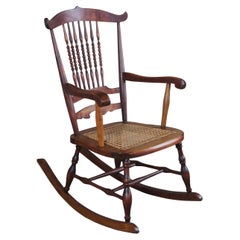 Ancienne chaise à bascule Spindleback en érable du début du 20ème siècle siège en rotin de ferme
