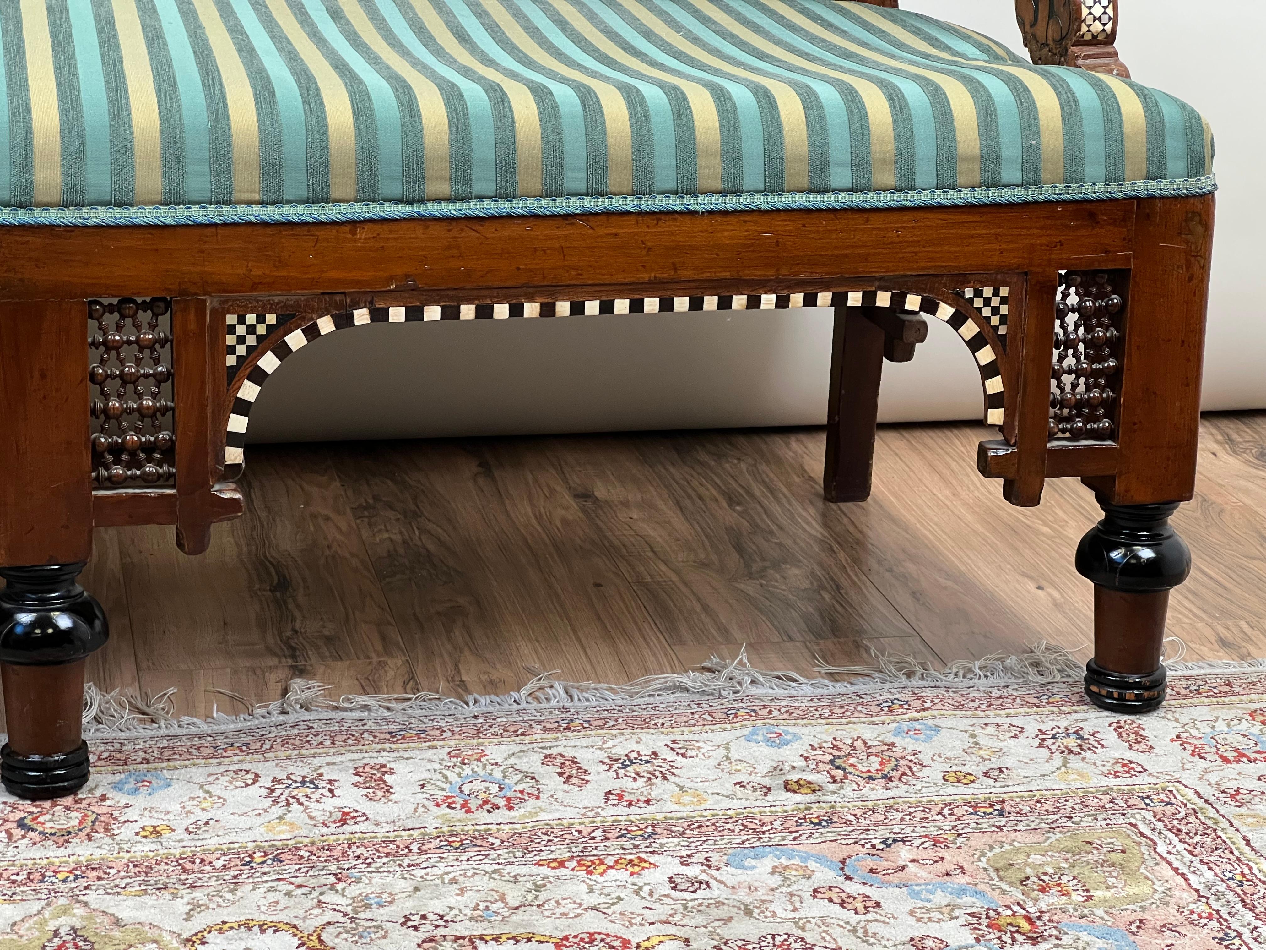 Ancienne banquette mauresque du début du 20e siècle avec incrustation décorative en vente 2