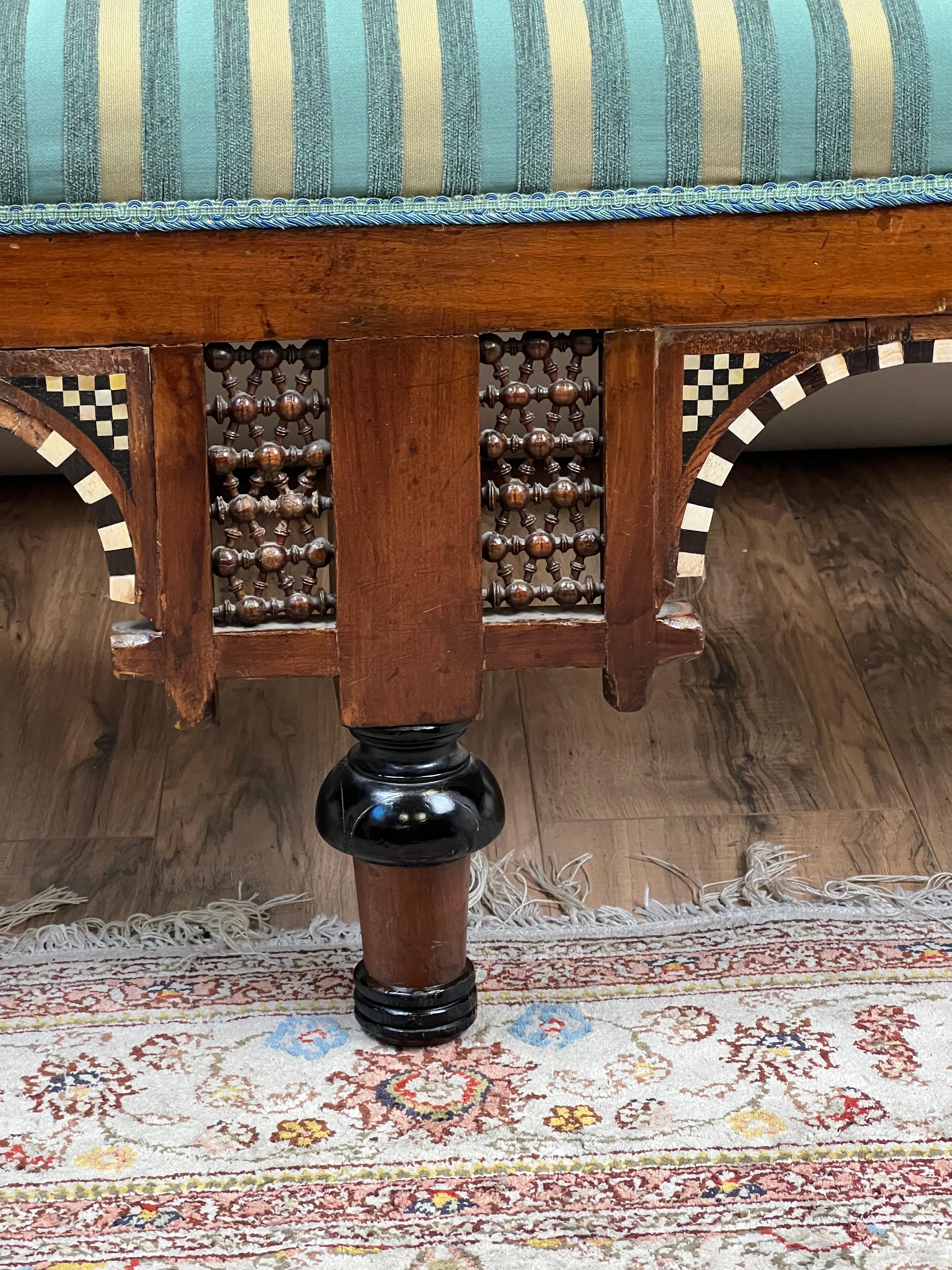 Ancienne banquette mauresque du début du 20e siècle avec incrustation décorative en vente 3