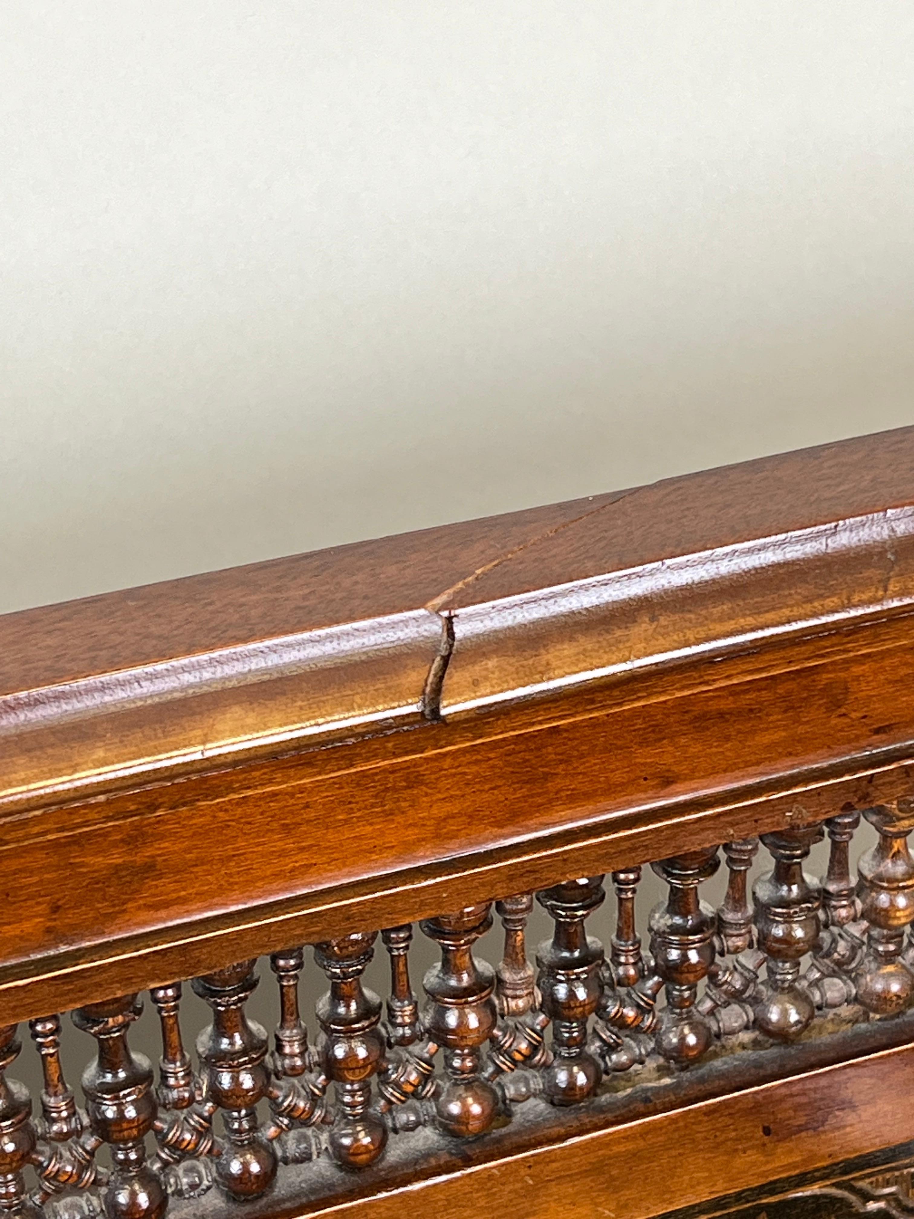 Ancienne banquette mauresque du début du 20e siècle avec incrustation décorative en vente 4