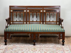 Antico divano moresco dei primi del Novecento con intarsi decorativi