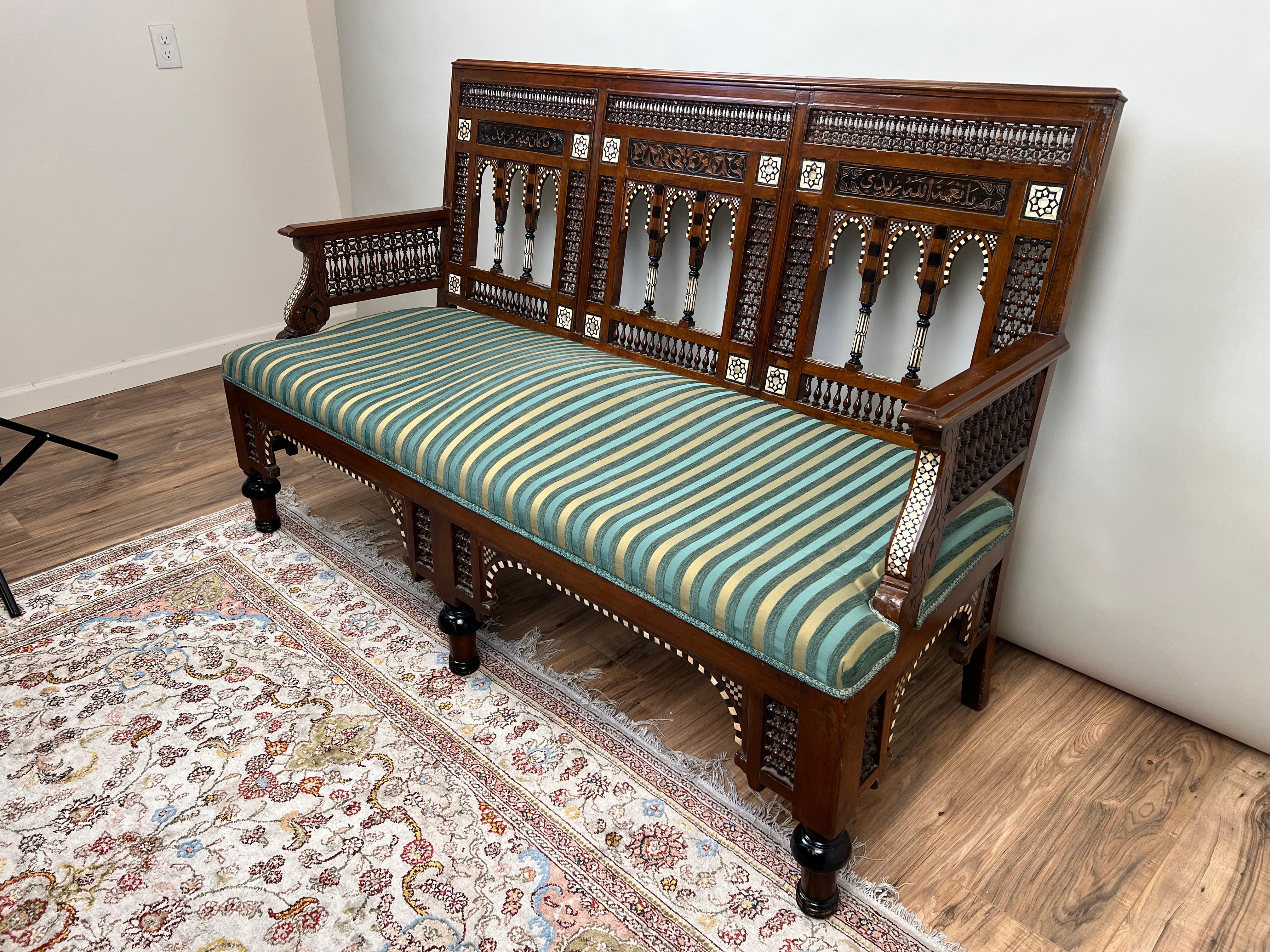 Mauresque Ancienne banquette mauresque du début du 20e siècle avec incrustation décorative en vente