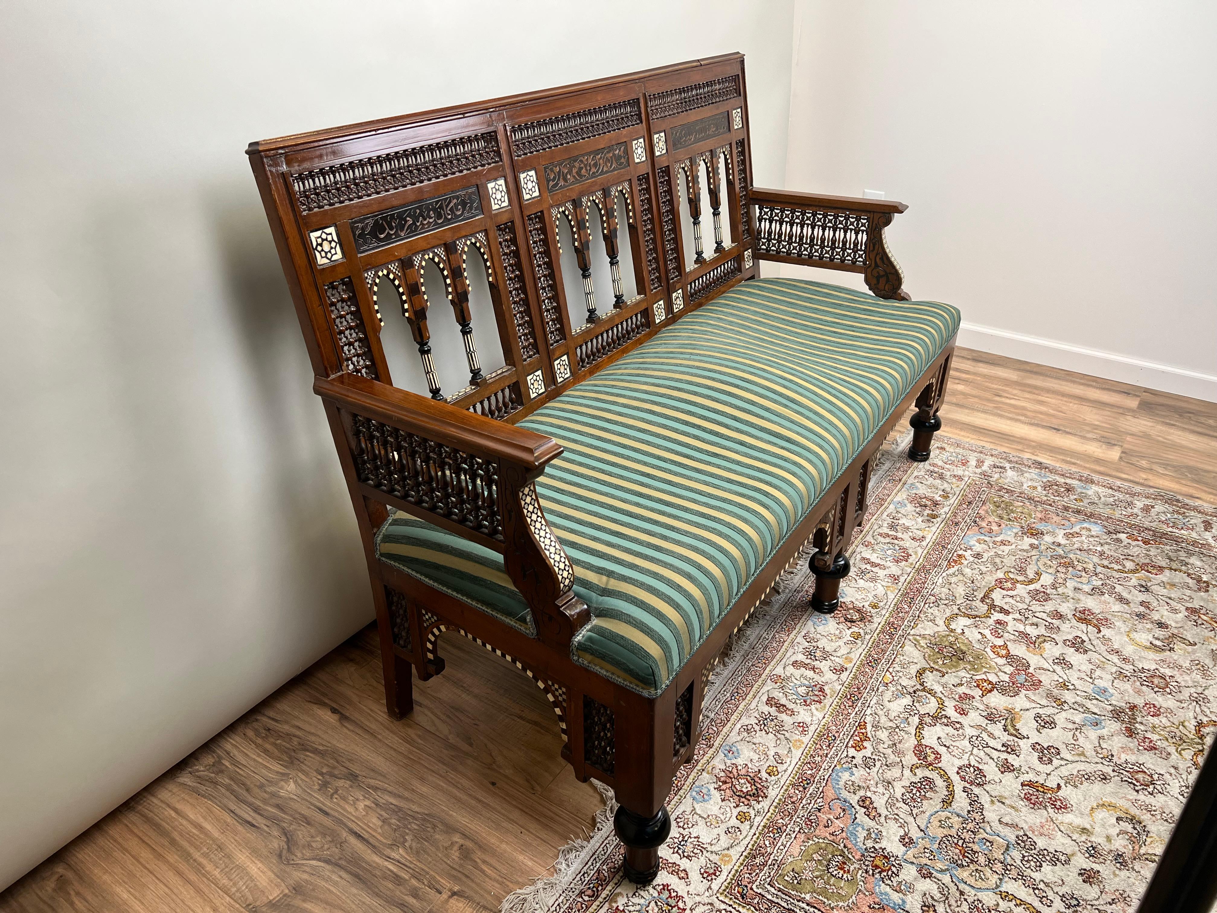 Marocain Ancienne banquette mauresque du début du 20e siècle avec incrustation décorative en vente