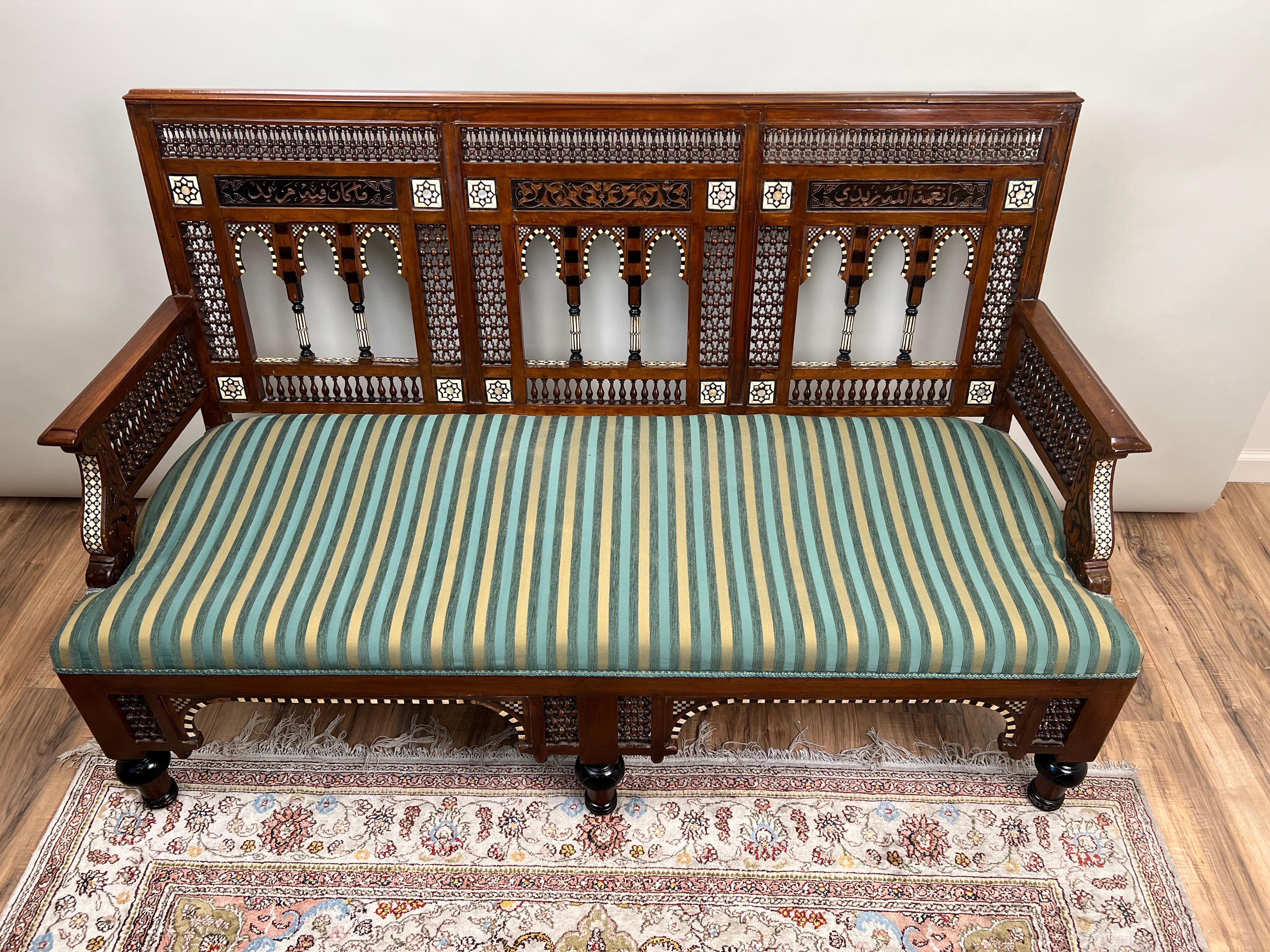 Incrusté Ancienne banquette mauresque du début du 20e siècle avec incrustation décorative en vente