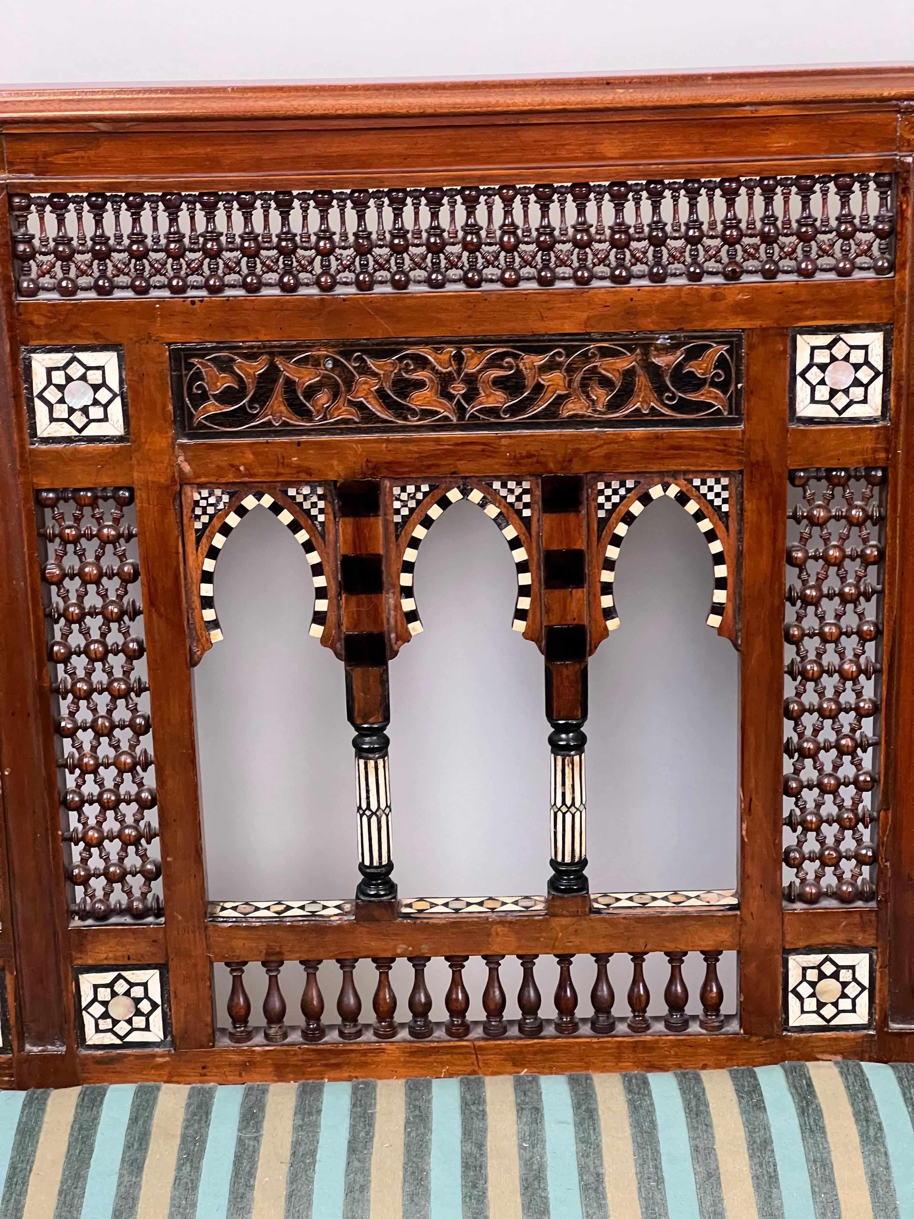 20ième siècle Ancienne banquette mauresque du début du 20e siècle avec incrustation décorative en vente