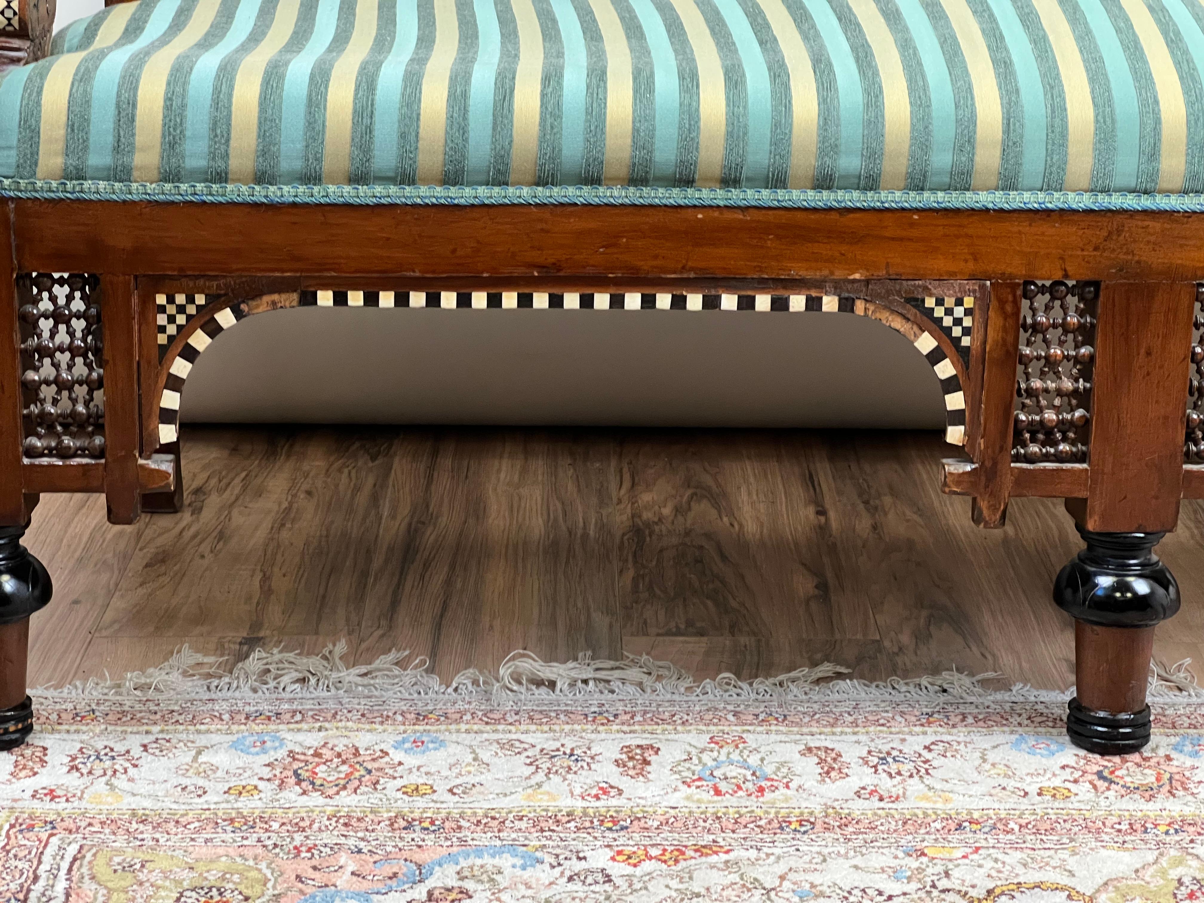 Ancienne banquette mauresque du début du 20e siècle avec incrustation décorative en vente 1