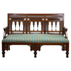 Antiguo Sillón Morisco de principios del siglo XX con incrustaciones decorativas