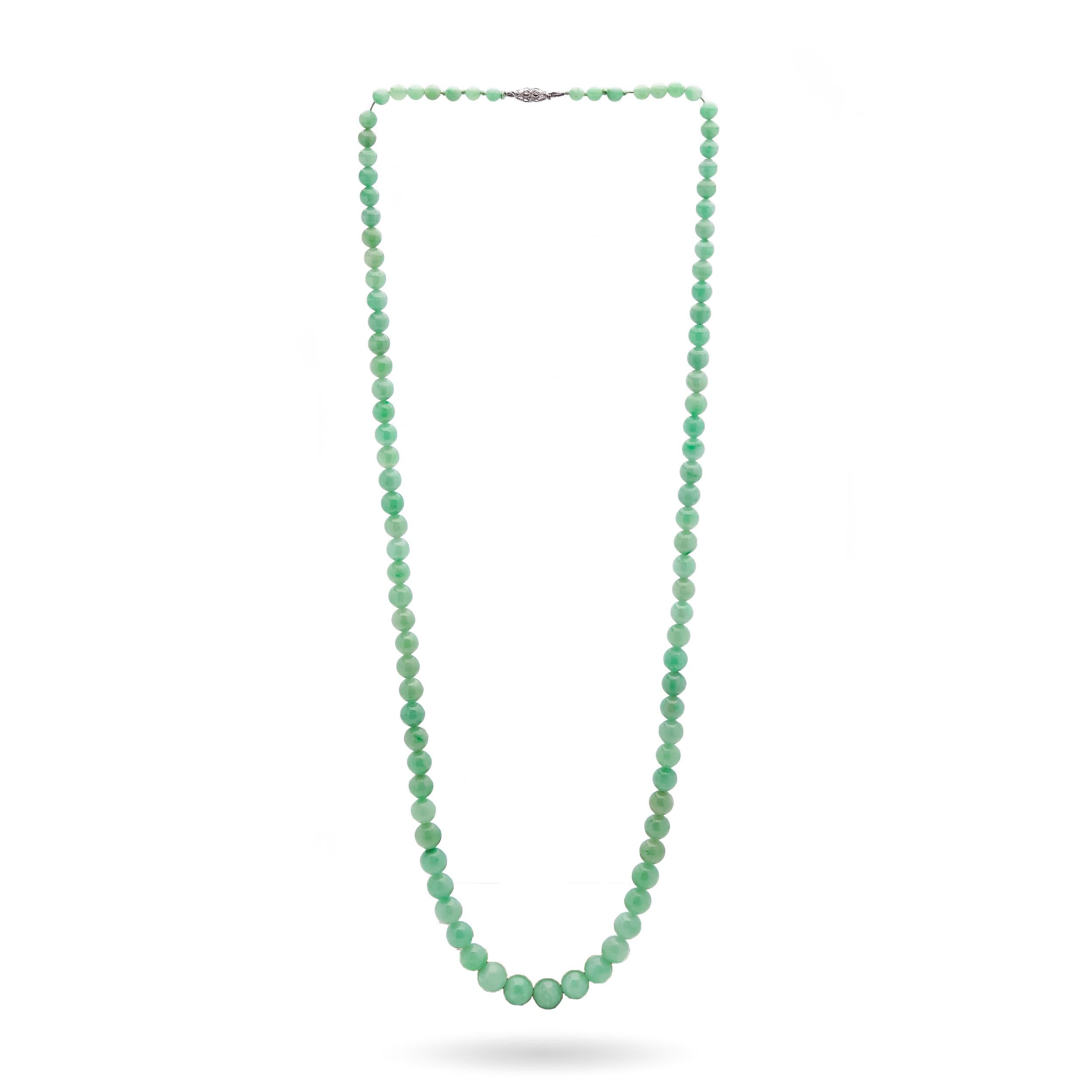 Collier ancien du début du 20e siècle en perles de jade naturel avec fermoir en platine.
Nombre total de perles de jade 95.
Fermoir en platine d'une pureté de 85% de platine (testé aux rayons X)
Collier réalisé dans les années 1920.

Dimensions -