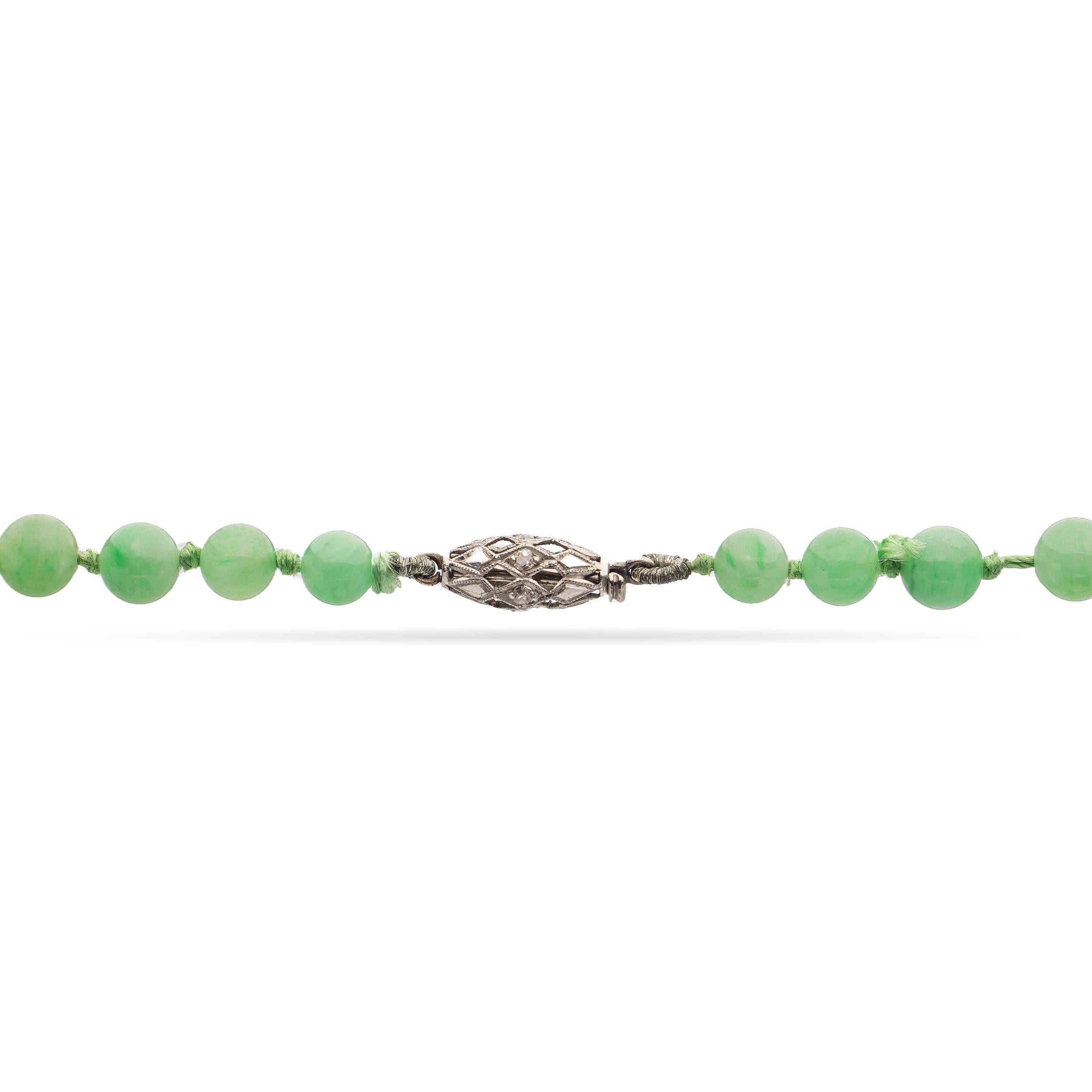 Perle Collier ancien du début du 20e siècle en perles de jade naturel avec fermoir en platine en vente