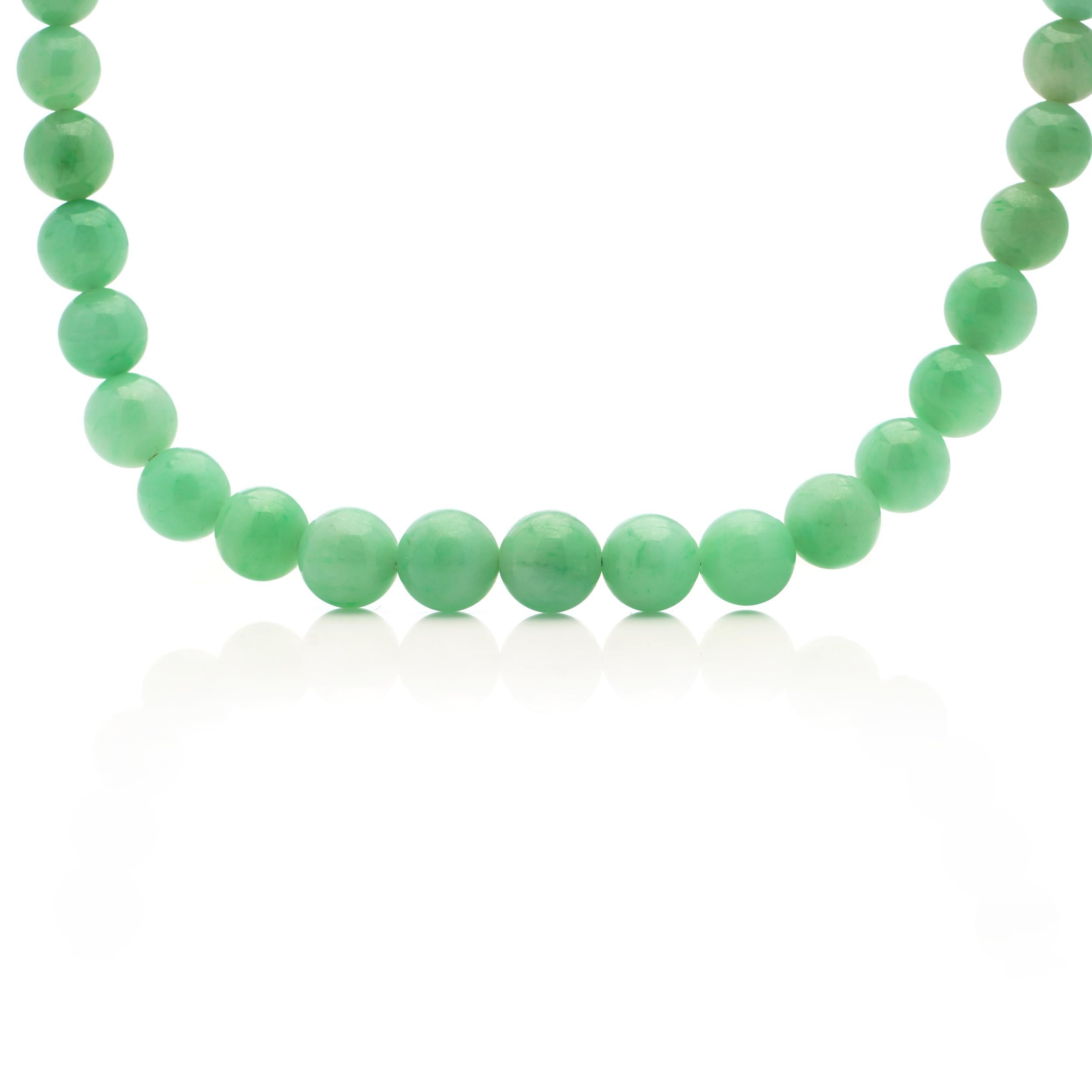 Collier ancien du début du 20e siècle en perles de jade naturel avec fermoir en platine en vente 1