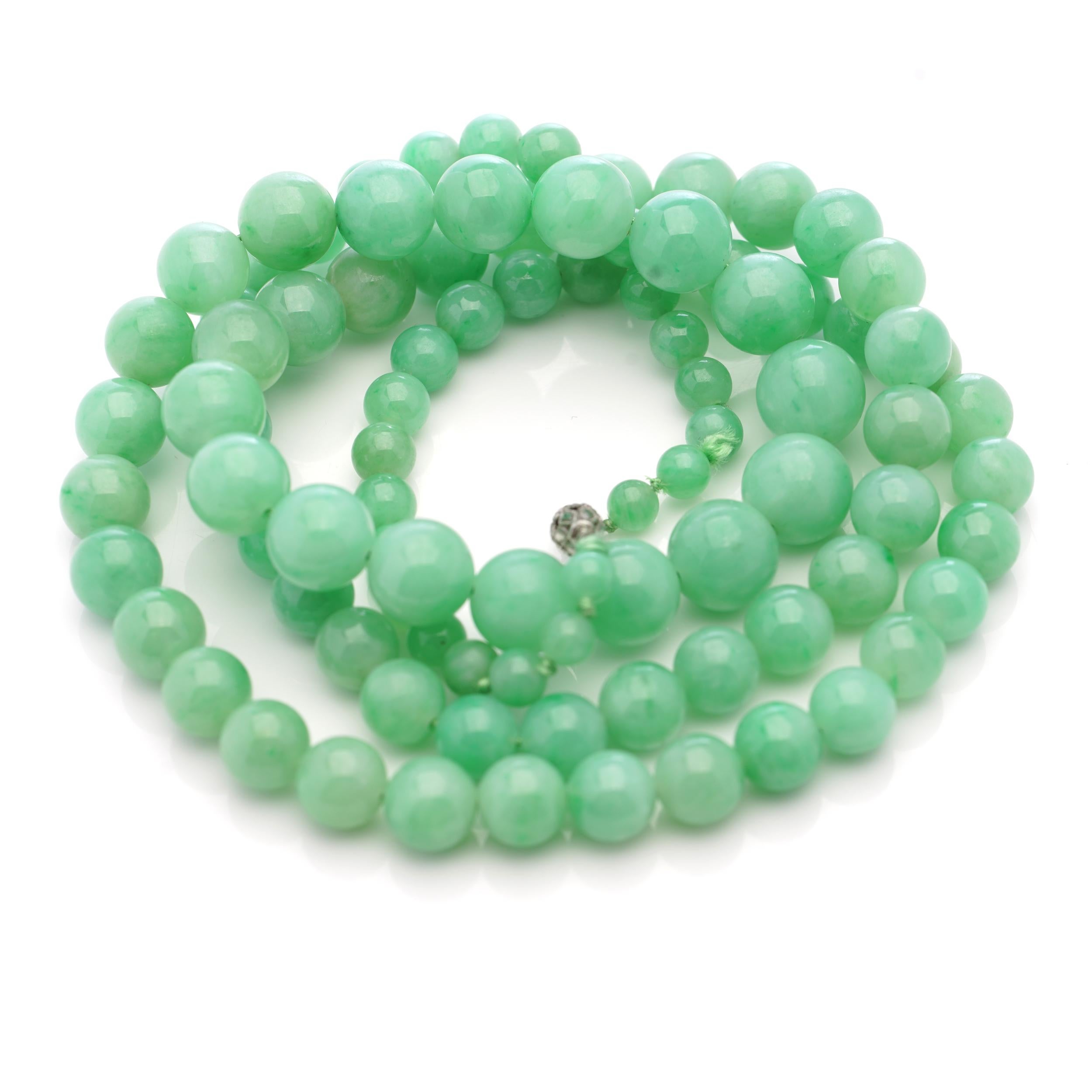 Collier ancien du début du 20e siècle en perles de jade naturel avec fermoir en platine en vente 4