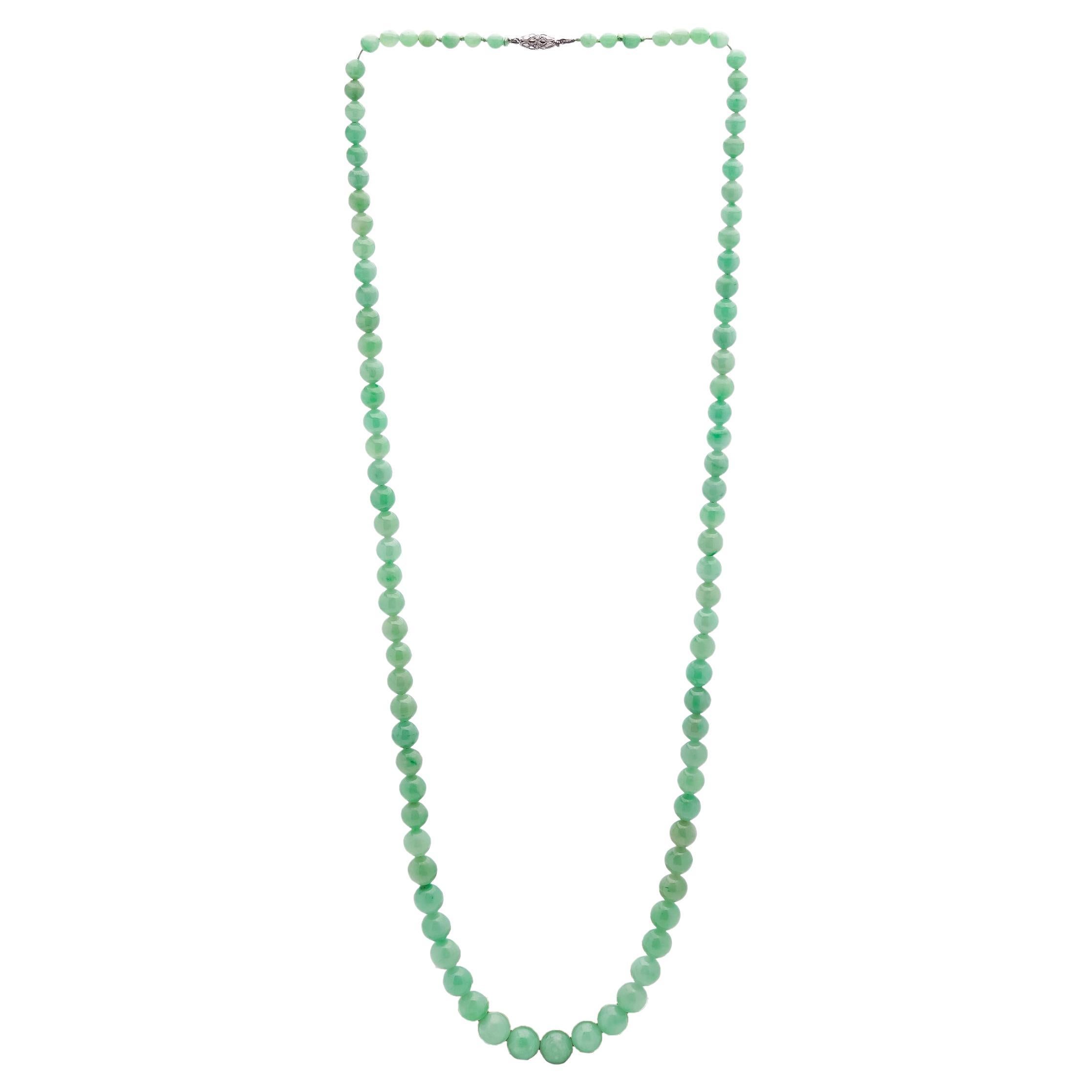 Collier ancien du début du 20e siècle en perles de jade naturel avec fermoir en platine