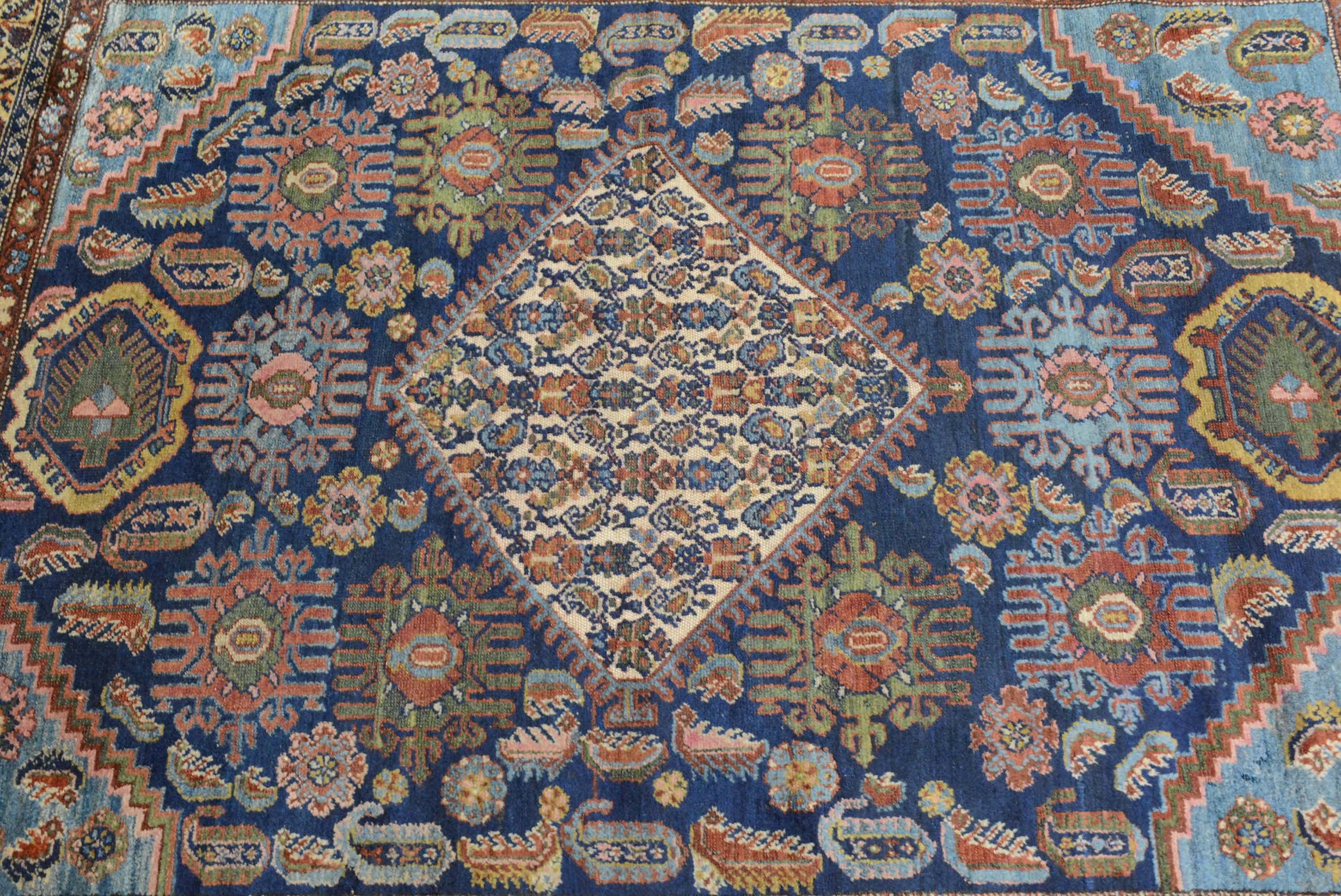 Die geografische Region Nordwestpersien mit ihren Städten und Dörfern war im späten 19. Jahrhundert führend bei der Ausfuhr von Teppichen im großen Stil.  Den Kaufleuten von Täbris, der Hauptstadt des persischen Aserbaidschan, wird die erfolgreiche